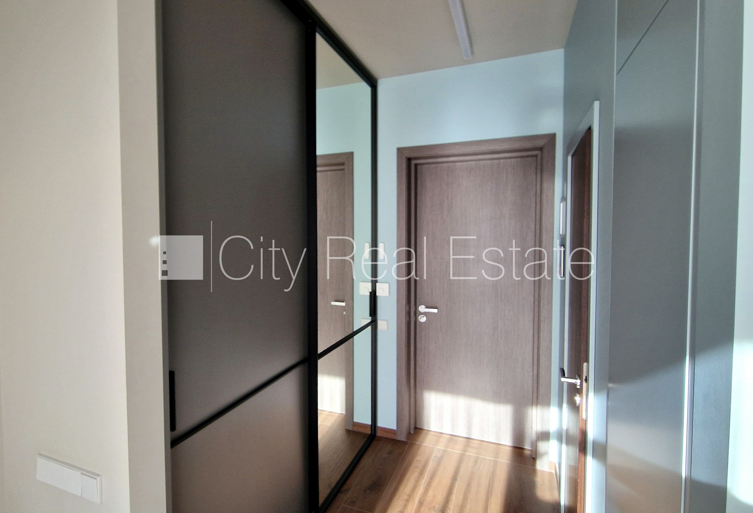 Sludinājumi. Jaunceltne, fasādes māja, labiekārtota apzaļumota teritorija, pazemes autostāvvieta, ieeja no Cena: 2620 EUR/mēn Foto #19