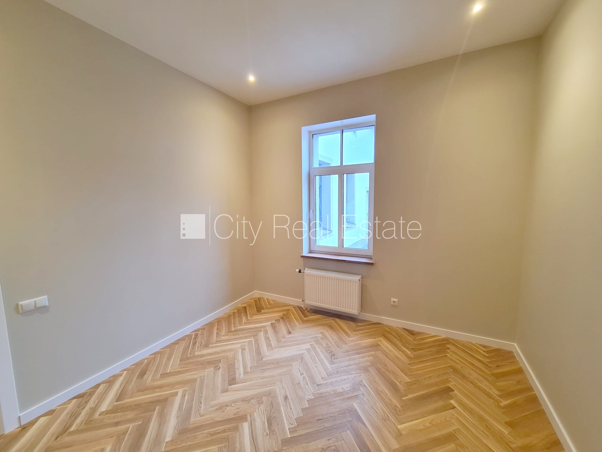 Объявление. Земля в собственности, здание во дворе, фасадный дом, реновированный дом, закрытый двор, вход со Цена: 273200 EUR Foto #8