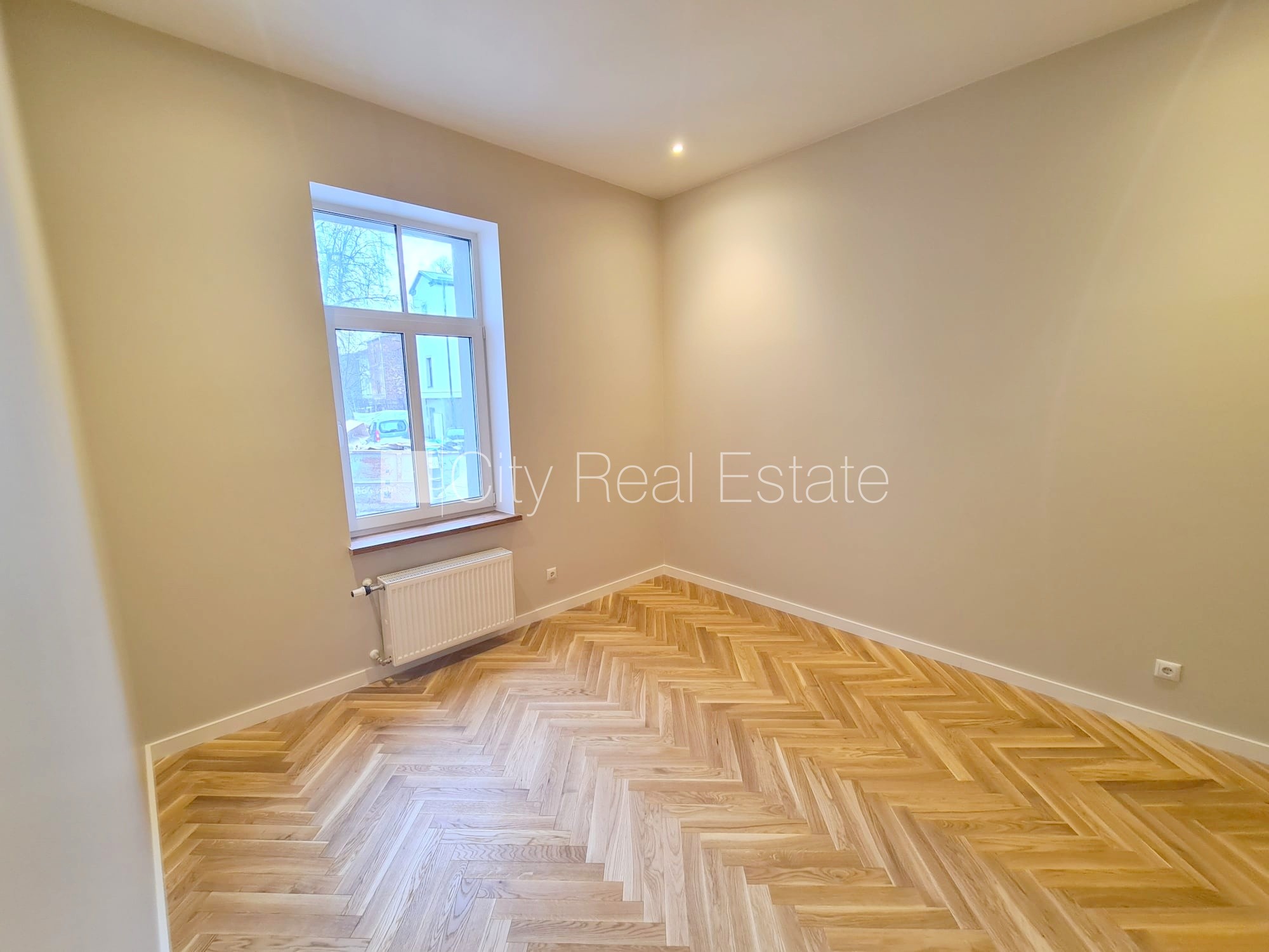 Объявление. Земля в собственности, здание во дворе, фасадный дом, реновированный дом, закрытый двор, вход со Цена: 273200 EUR Foto #9