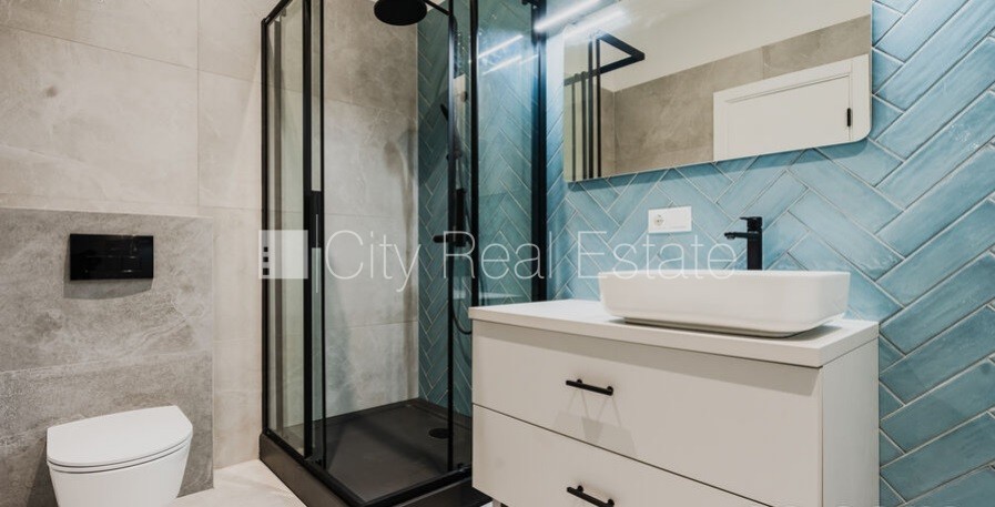 Объявление. Земля в собственности, здание во дворе, фасадный дом, реновированный дом, закрытый двор, вход со Цена: 273200 EUR Foto #12