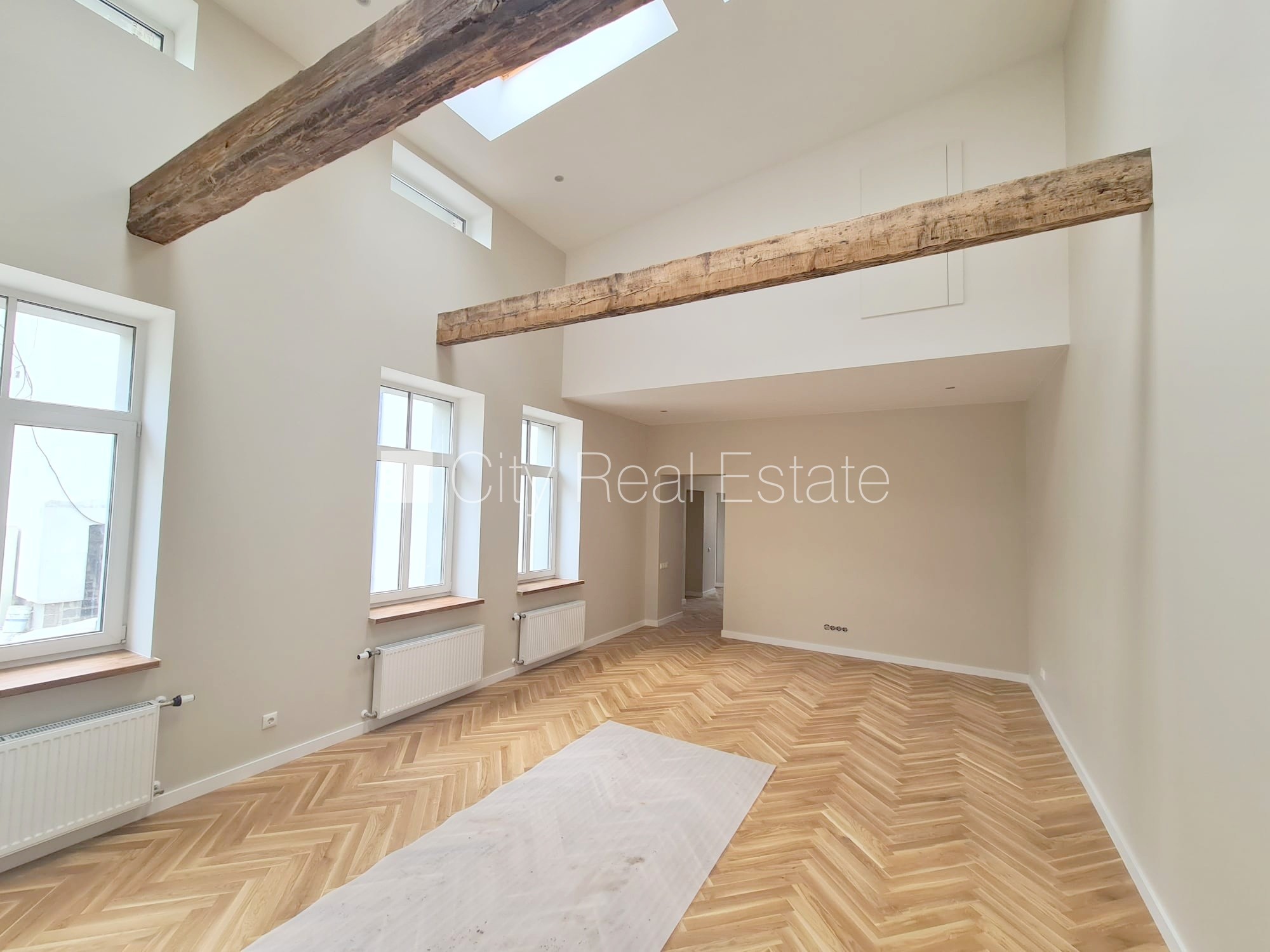 Объявление. Земля в собственности, здание во дворе, фасадный дом, реновированный дом, закрытый двор, вход со Цена: 273200 EUR Foto #1