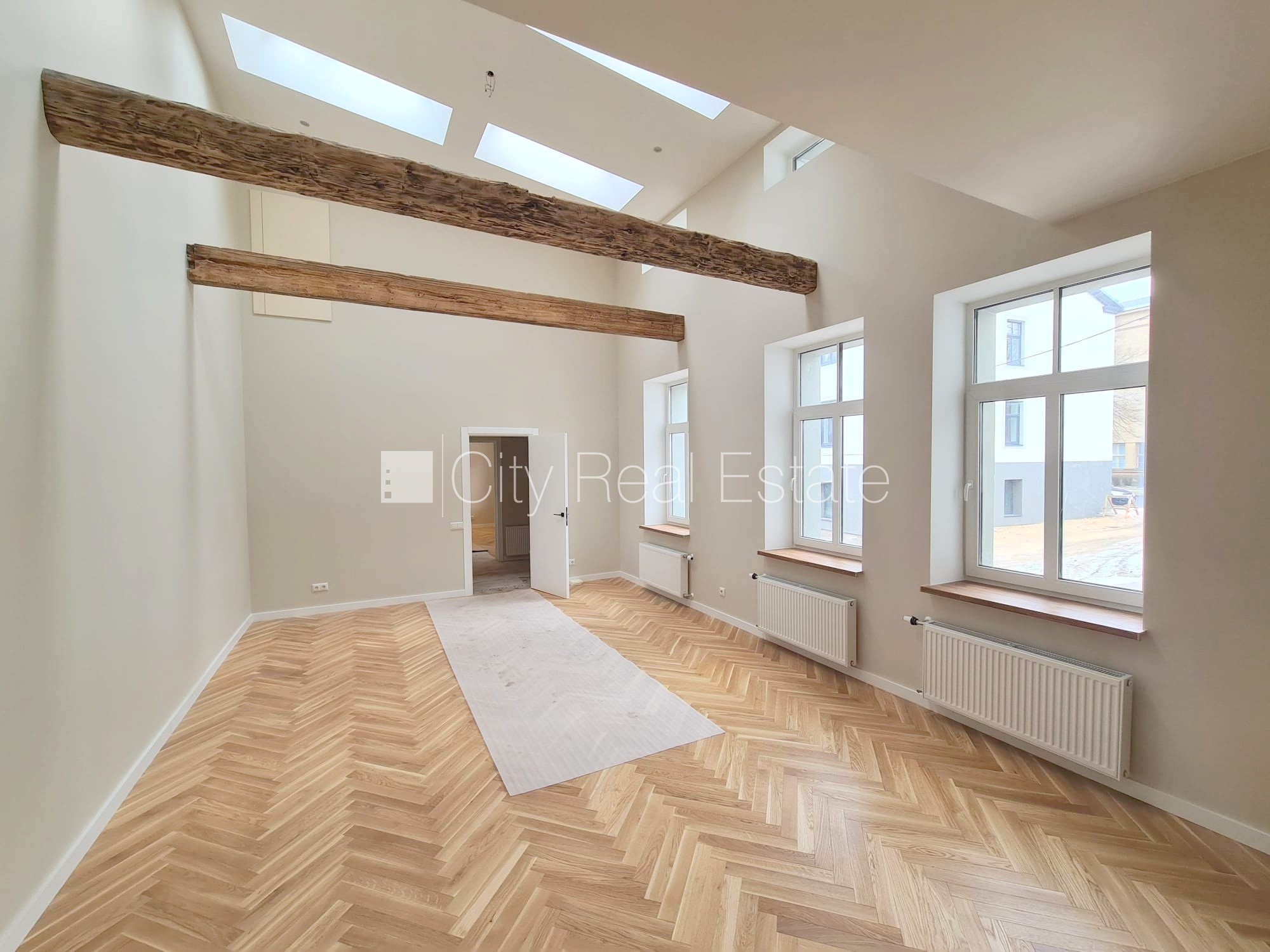 Объявление. Земля в собственности, здание во дворе, фасадный дом, реновированный дом, закрытый двор, вход со Цена: 273200 EUR Foto #2