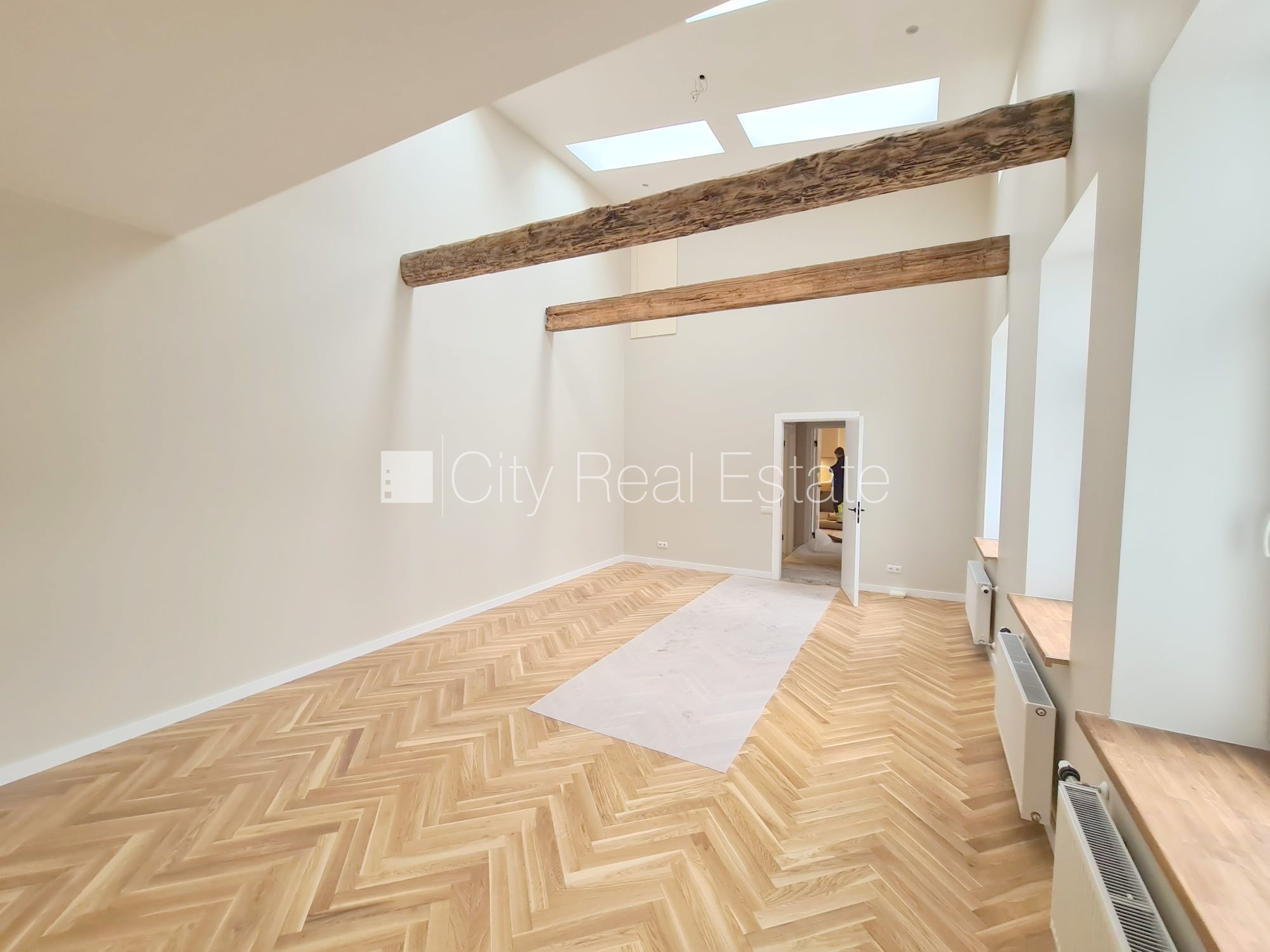 Объявление. Земля в собственности, здание во дворе, фасадный дом, реновированный дом, закрытый двор, вход со Цена: 273200 EUR Foto #4