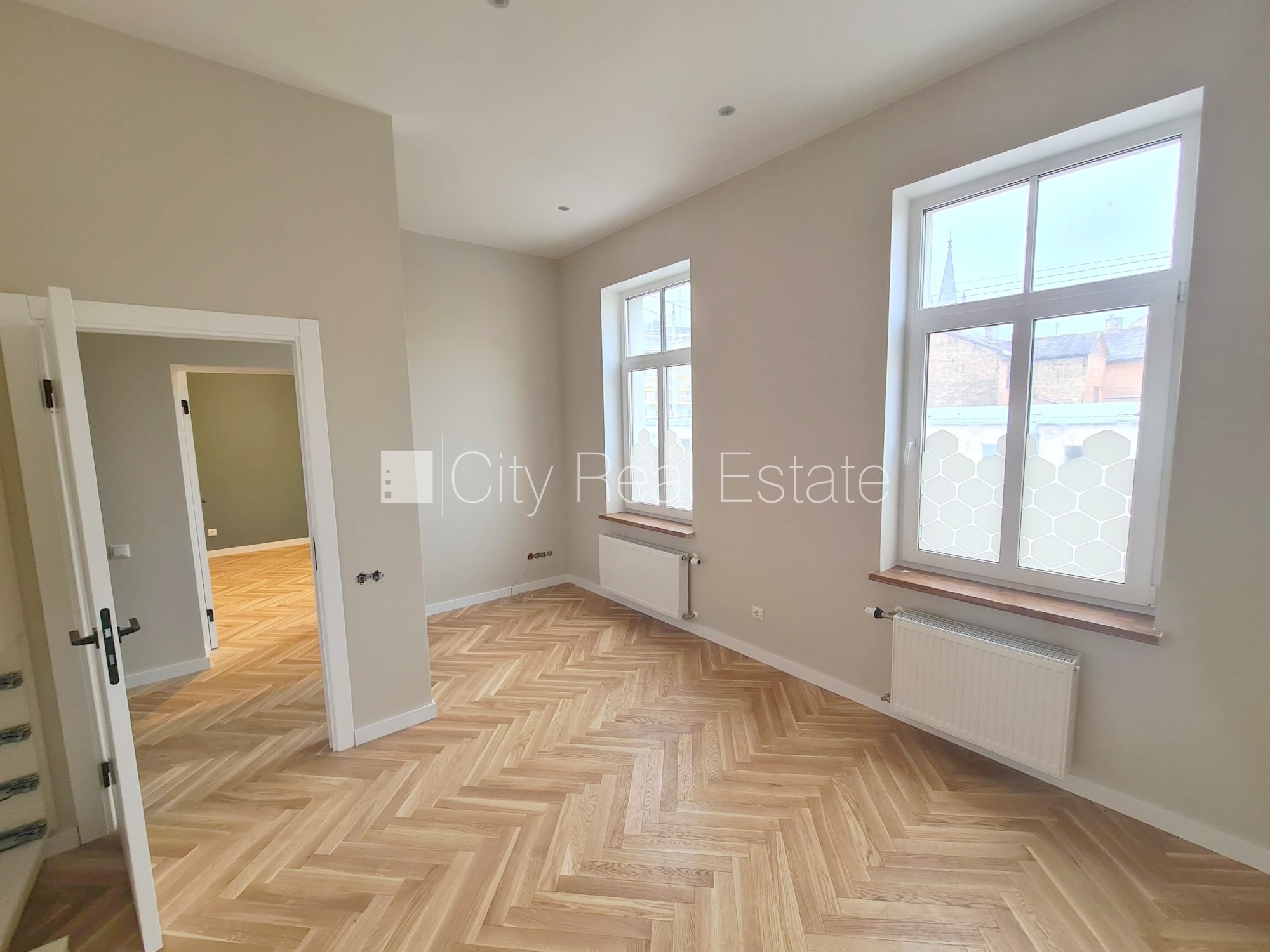 Объявление. Земля в собственности, здание во дворе, фасадный дом, реновированный дом, закрытый двор, вход со Цена: 273200 EUR Foto #5