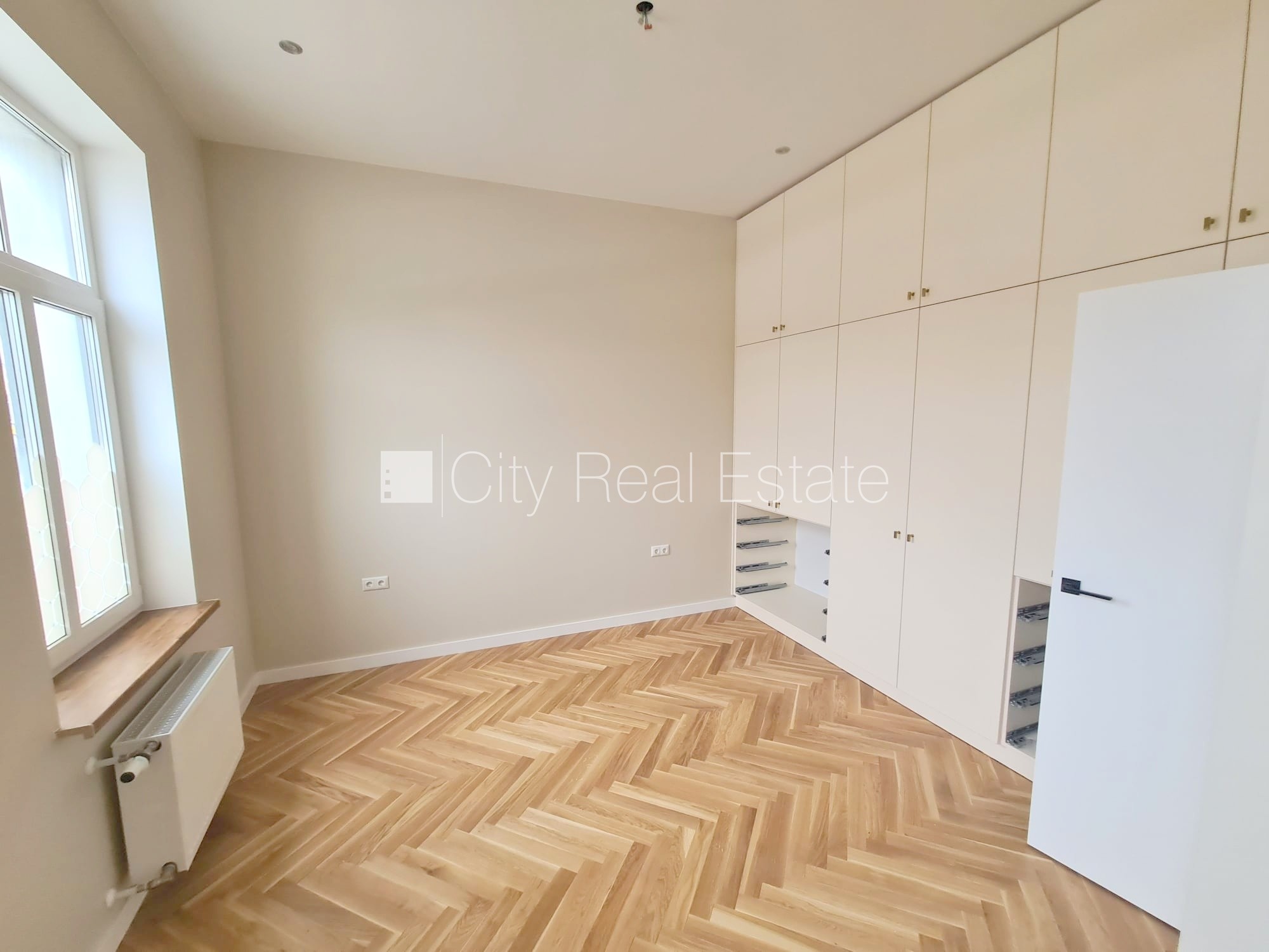 Объявление. Земля в собственности, здание во дворе, фасадный дом, реновированный дом, закрытый двор, вход со Цена: 273200 EUR Foto #6