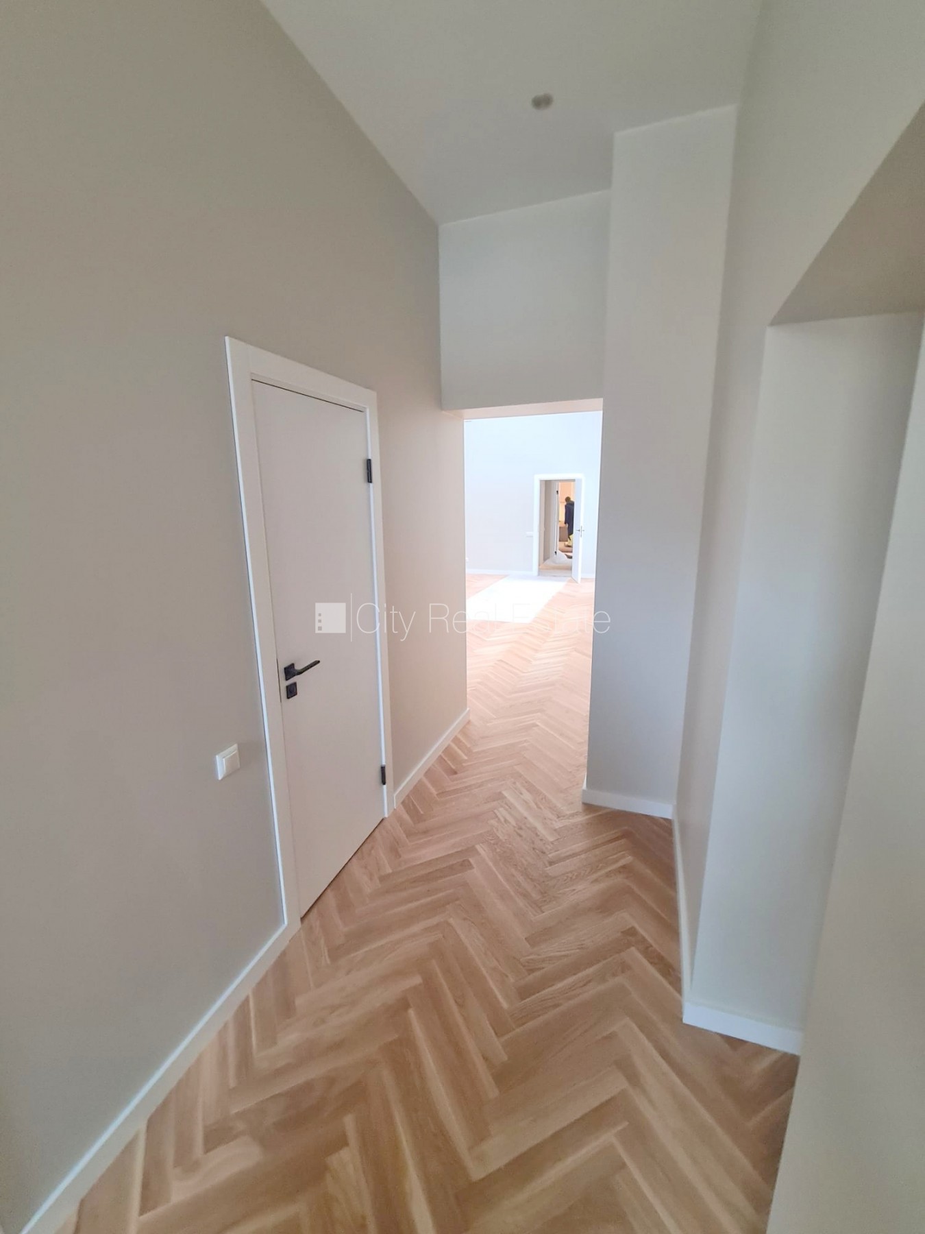 Объявление. Земля в собственности, здание во дворе, фасадный дом, реновированный дом, закрытый двор, вход со Цена: 273200 EUR Foto #10