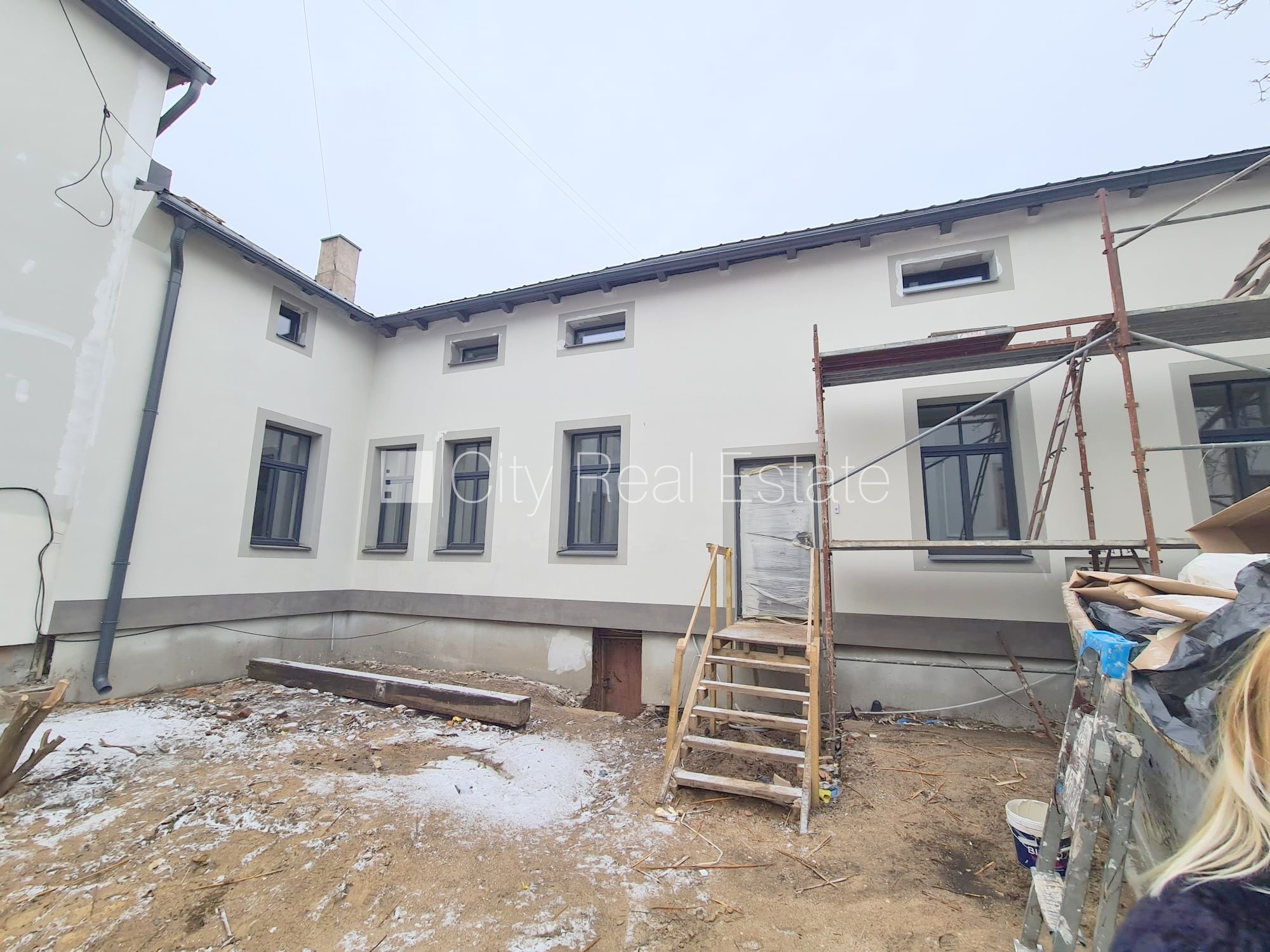 Объявление. Земля в собственности, здание во дворе, фасадный дом, реновированный дом, закрытый двор, вход со Цена: 273200 EUR Foto #16