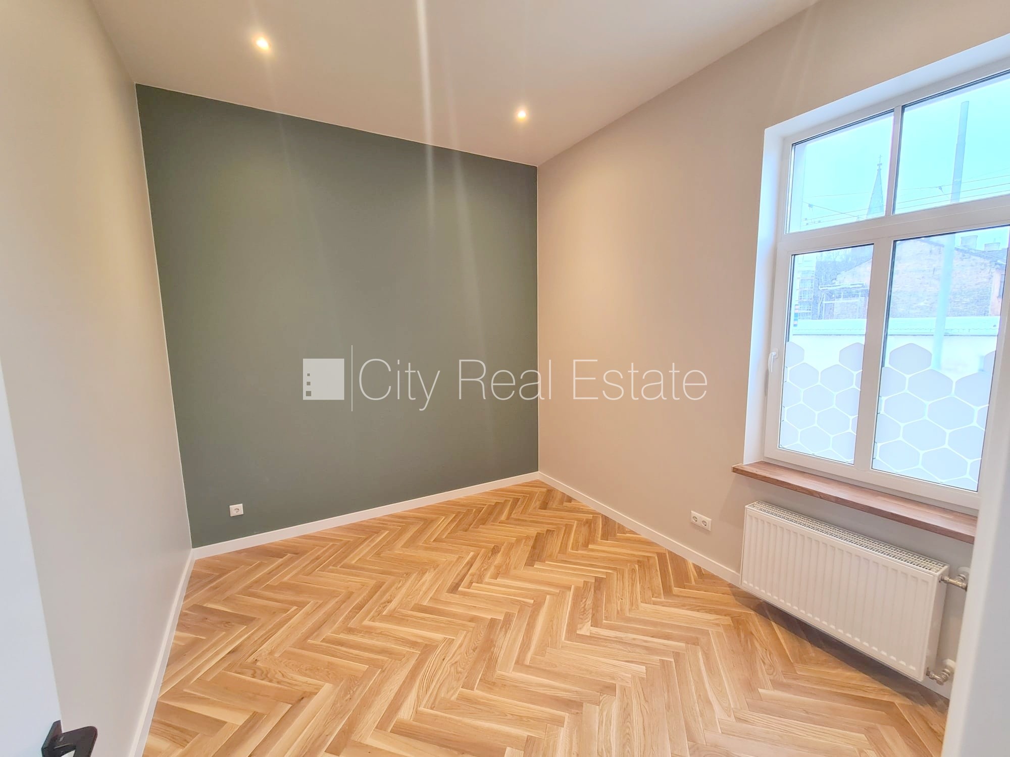 Объявление. Земля в собственности, здание во дворе, фасадный дом, реновированный дом, закрытый двор, вход со Цена: 273200 EUR Foto #7