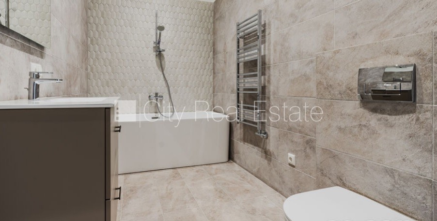 Объявление. Земля в собственности, здание во дворе, фасадный дом, реновированный дом, закрытый двор, вход со Цена: 273200 EUR Foto #13