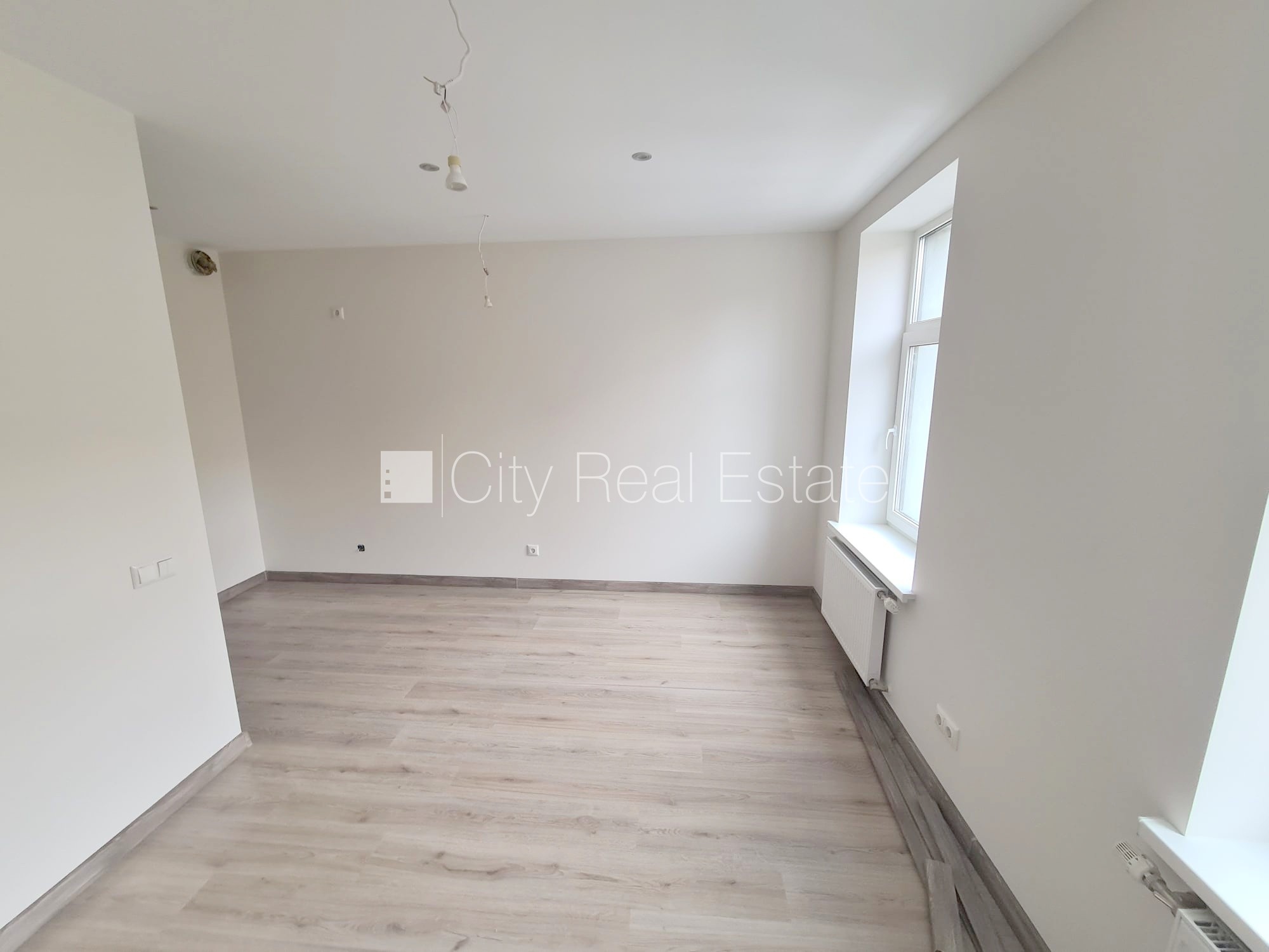 Sludinājumi. Zeme īpašumā, fasādes māja, renovēta māja, slēgts pagalms, ieeja no pagalma, kāpņu telpa pēc Cena: 85140 EUR Foto #2