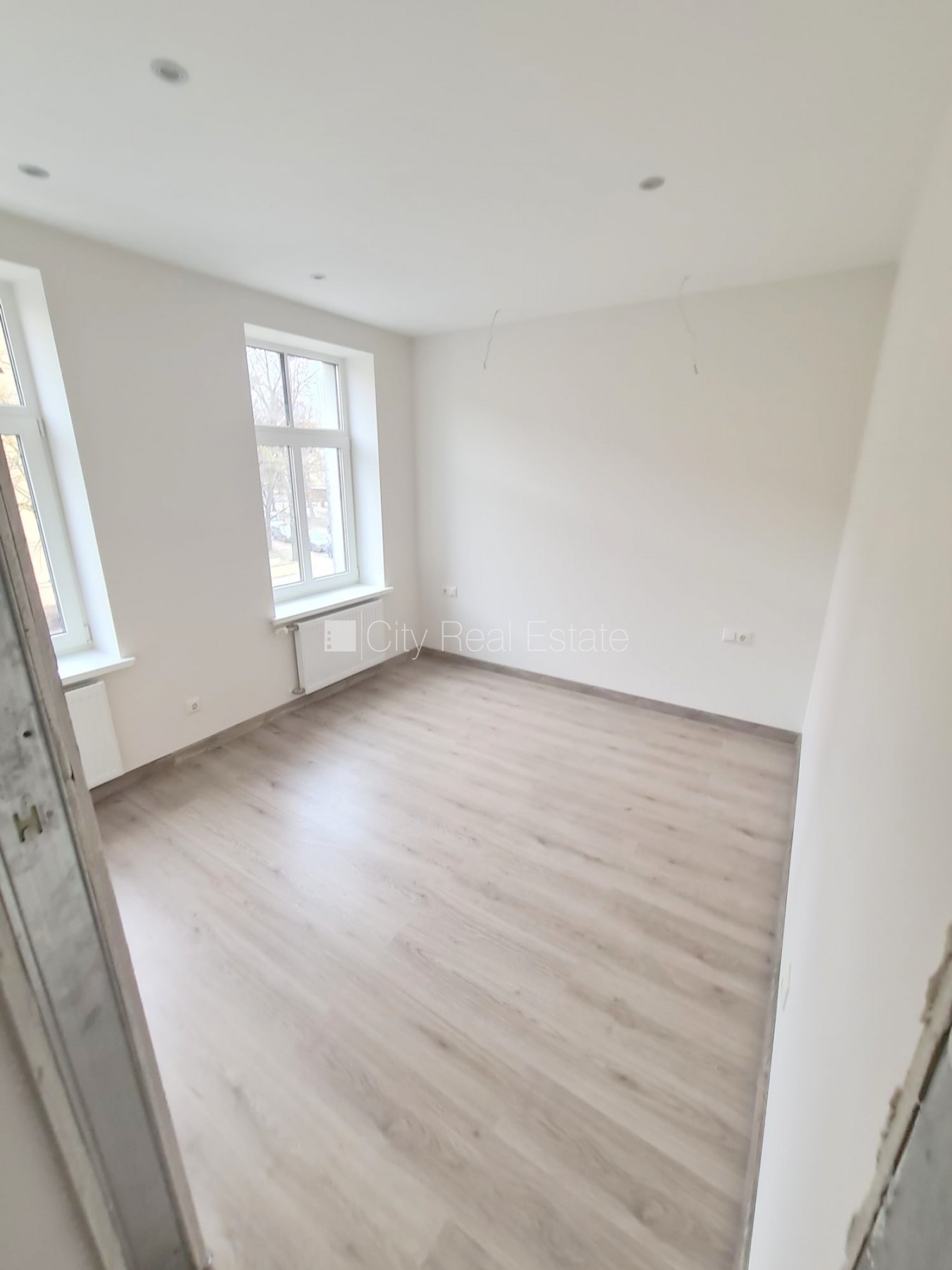 Sludinājumi. Zeme īpašumā, fasādes māja, renovēta māja, slēgts pagalms, ieeja no pagalma, kāpņu telpa pēc Cena: 85140 EUR Foto #4