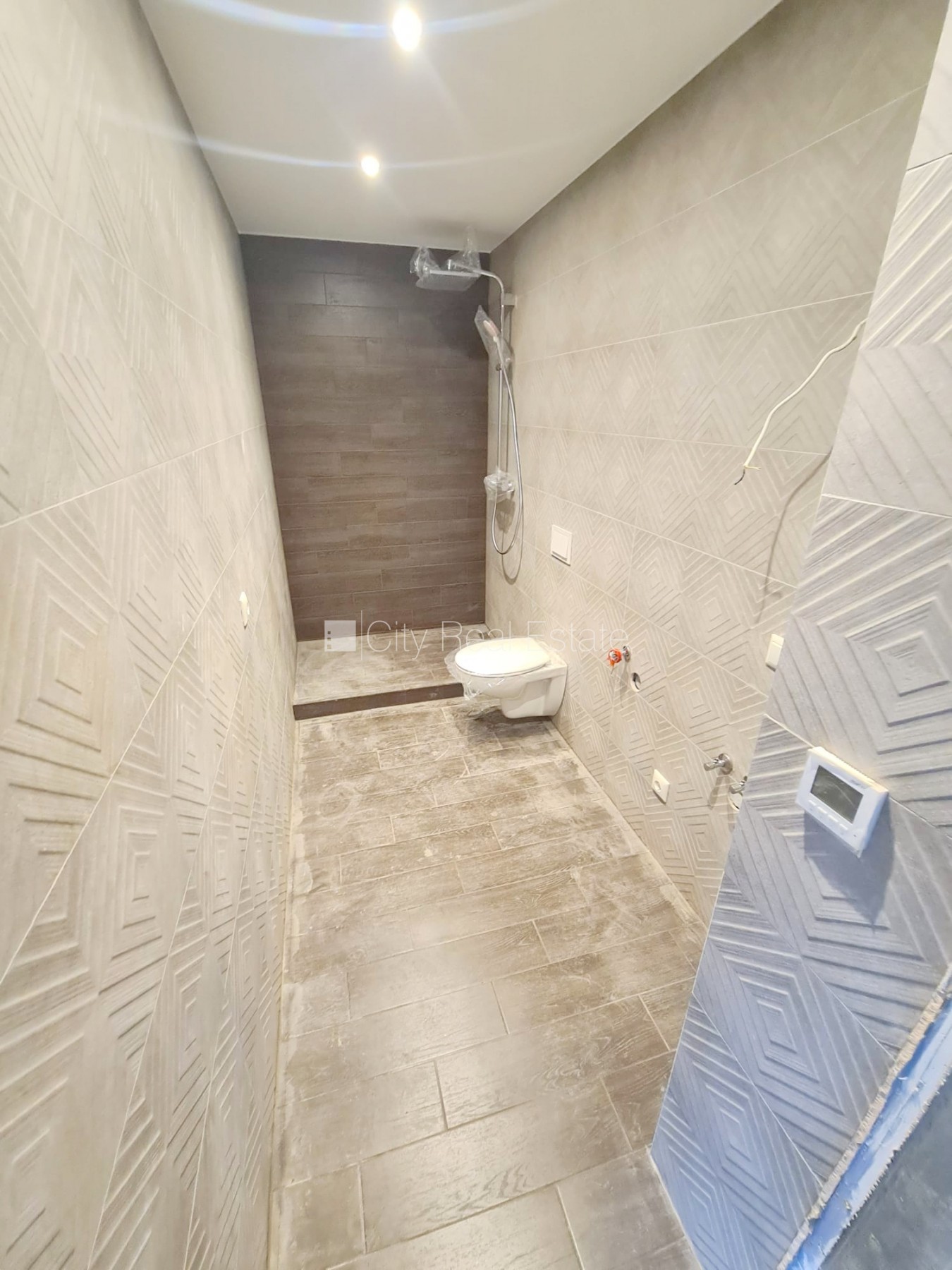 Sludinājumi. Zeme īpašumā, fasādes māja, renovēta māja, slēgts pagalms, ieeja no pagalma, kāpņu telpa pēc Cena: 85140 EUR Foto #5