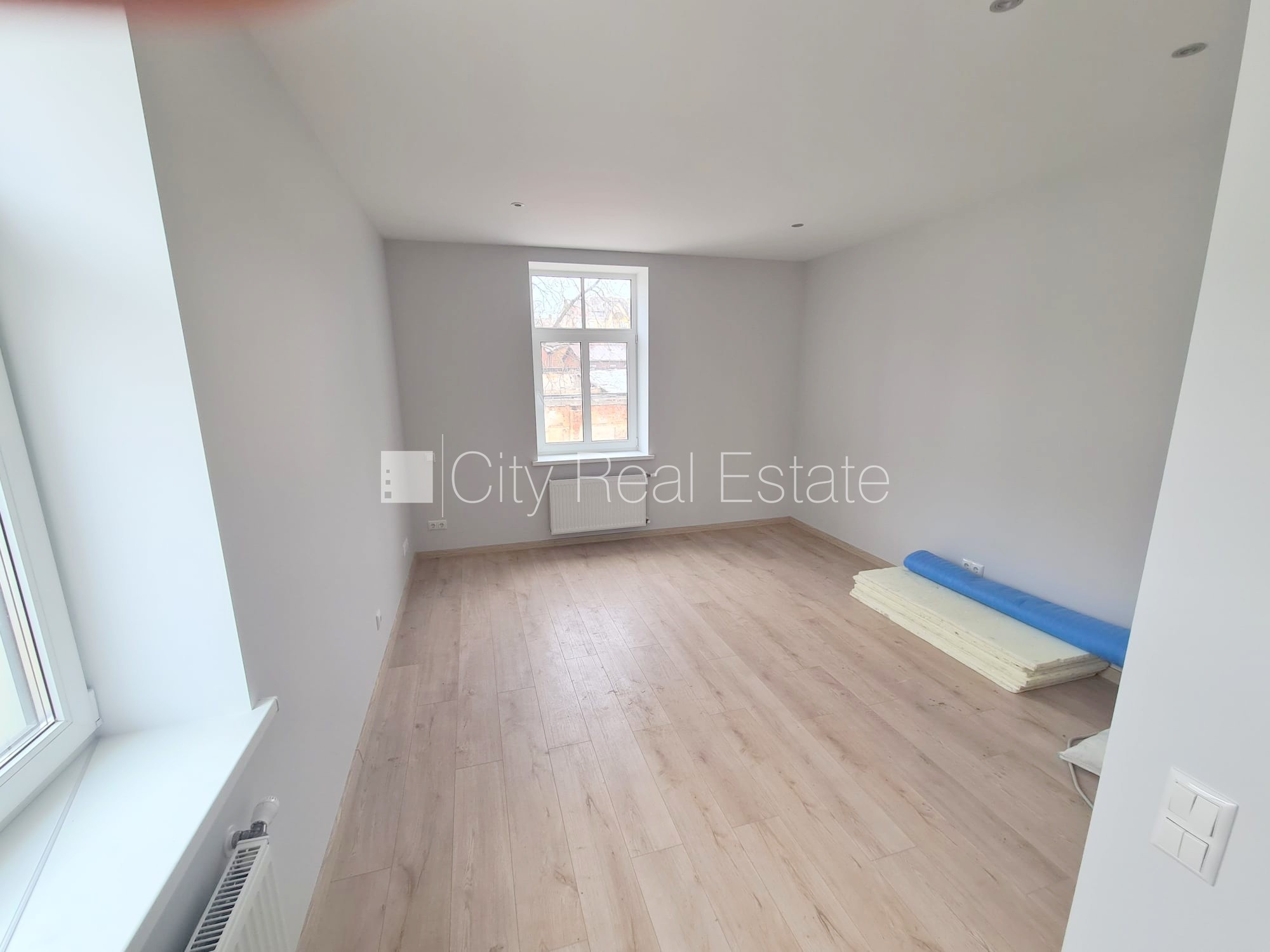 Sludinājumi. Zeme īpašumā, fasādes māja, renovēta māja, slēgts pagalms, ieeja no pagalma, kāpņu telpa pēc Cena: 63800 EUR Foto #2