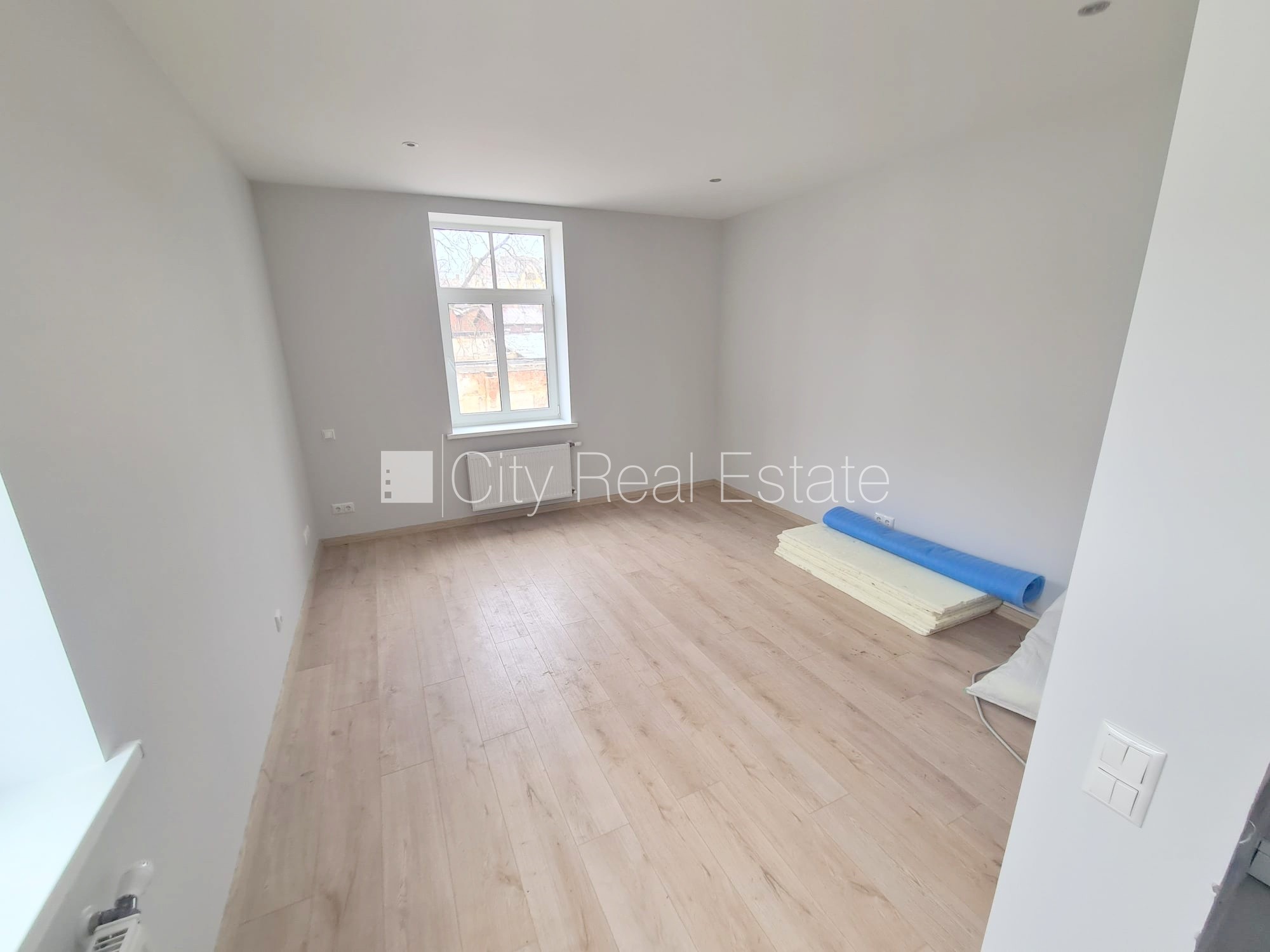 Sludinājumi. Zeme īpašumā, fasādes māja, renovēta māja, slēgts pagalms, ieeja no pagalma, kāpņu telpa pēc Cena: 63800 EUR Foto #3