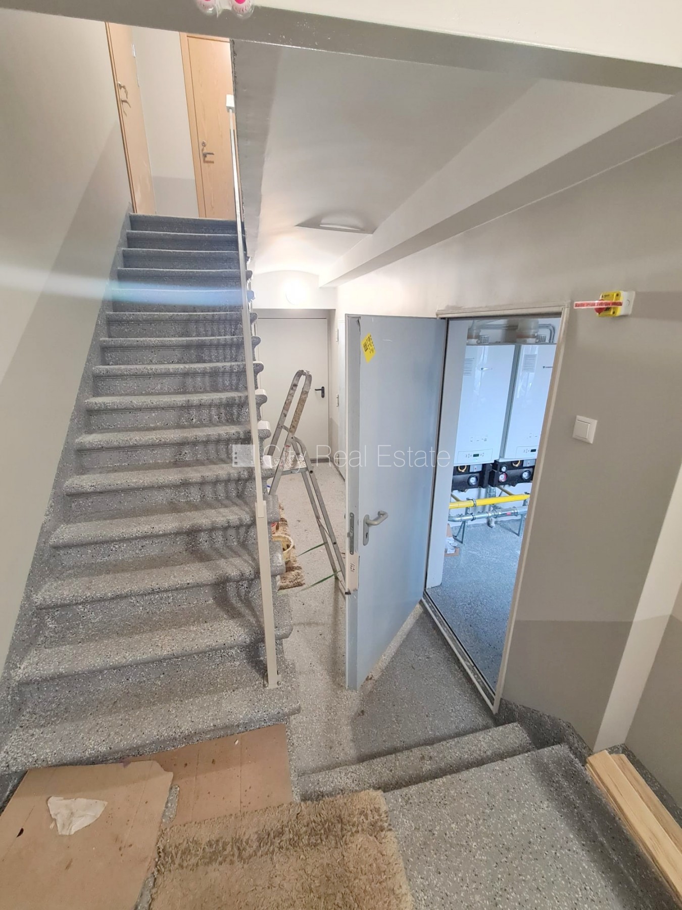 Sludinājumi. Zeme īpašumā, fasādes māja, renovēta māja, slēgts pagalms, ieeja no pagalma, kāpņu telpa pēc Cena: 63800 EUR Foto #7