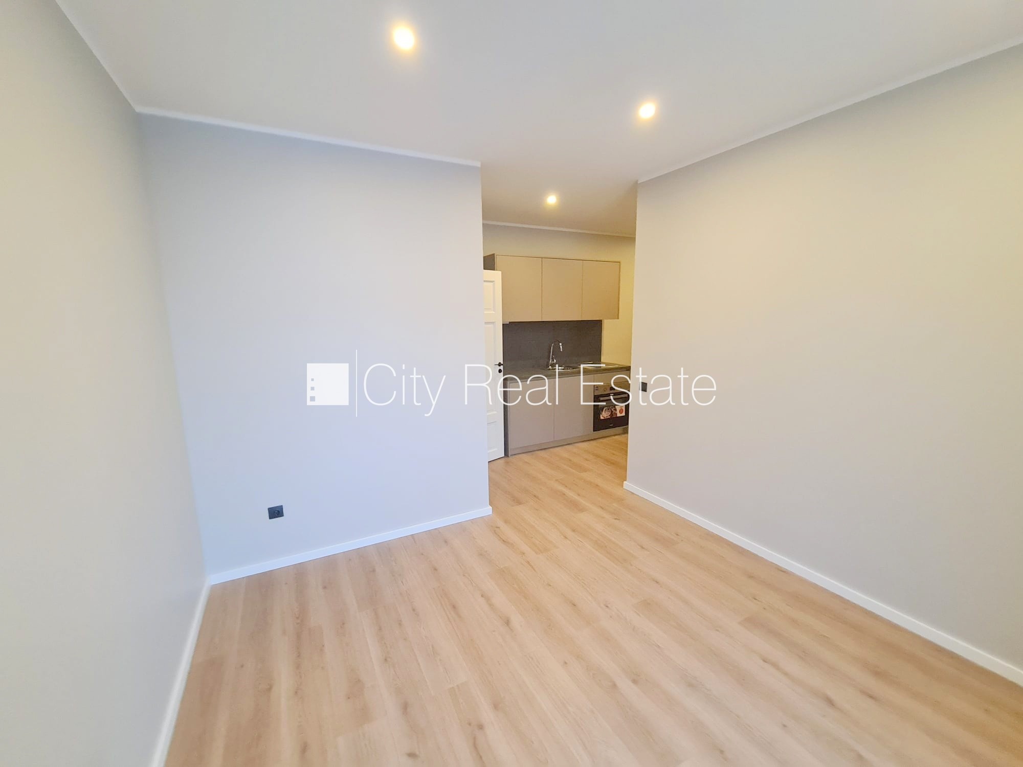 Sludinājumi. Pagalma ēka, fasādes māja, renovēta māja, slēgts pagalms, ieeja no ielas un pagalma, kāpņu telpa Cena: 330 EUR/mēn Foto #6