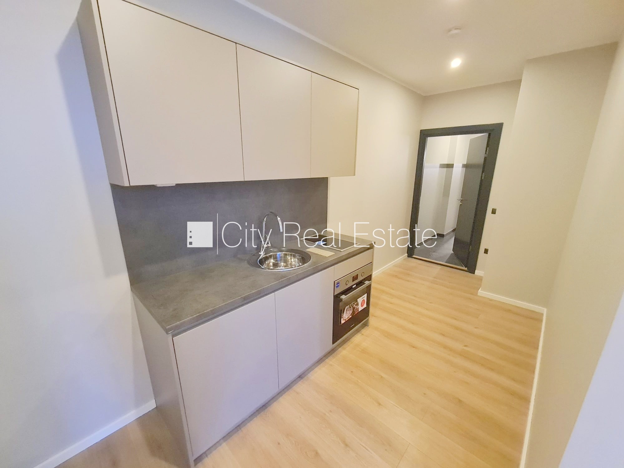 Sludinājumi. Pagalma ēka, fasādes māja, renovēta māja, slēgts pagalms, ieeja no ielas un pagalma, kāpņu telpa Cena: 330 EUR/mēn Foto #1