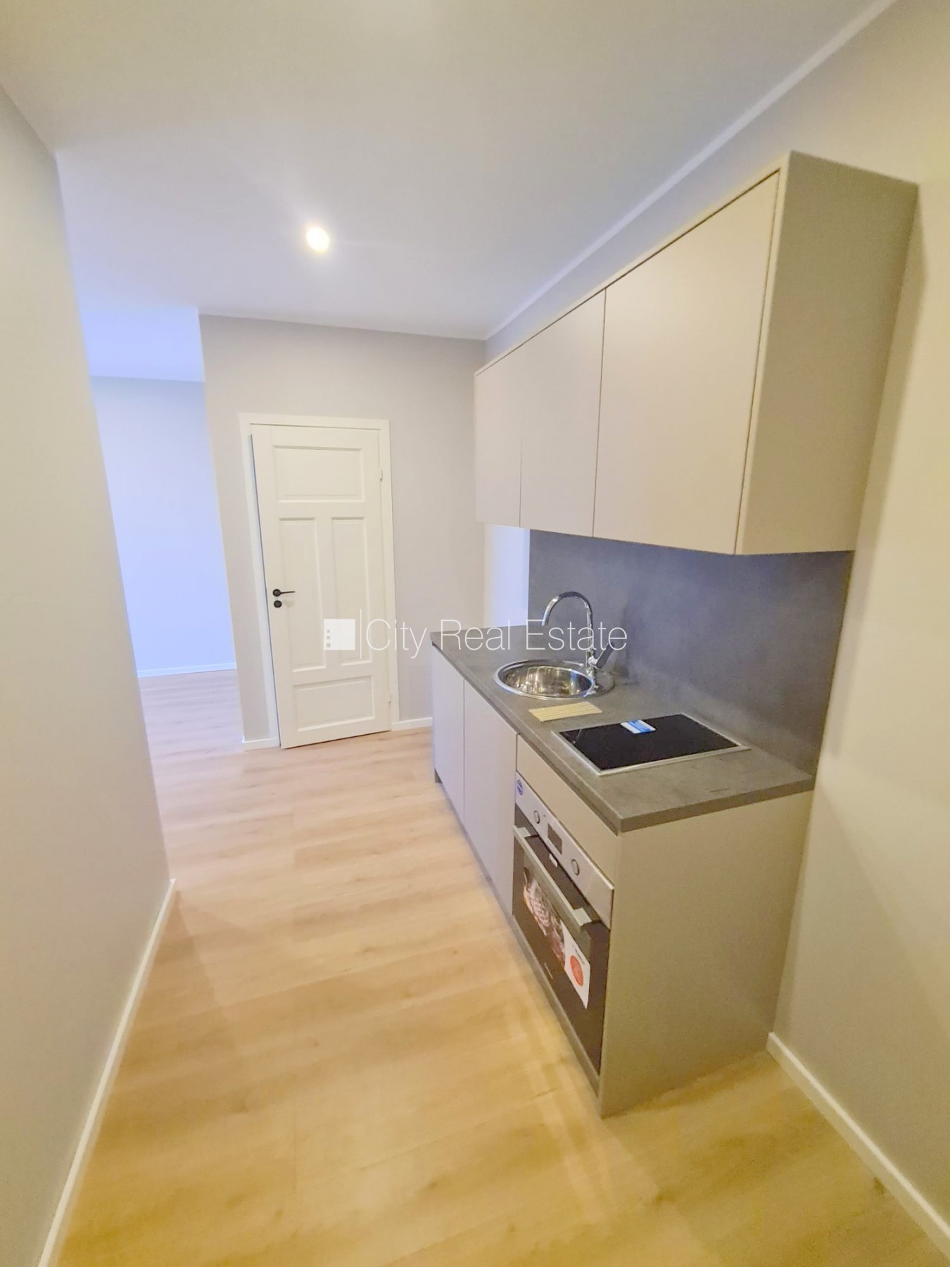 Sludinājumi. Pagalma ēka, fasādes māja, renovēta māja, slēgts pagalms, ieeja no ielas un pagalma, kāpņu telpa Cena: 330 EUR/mēn Foto #2