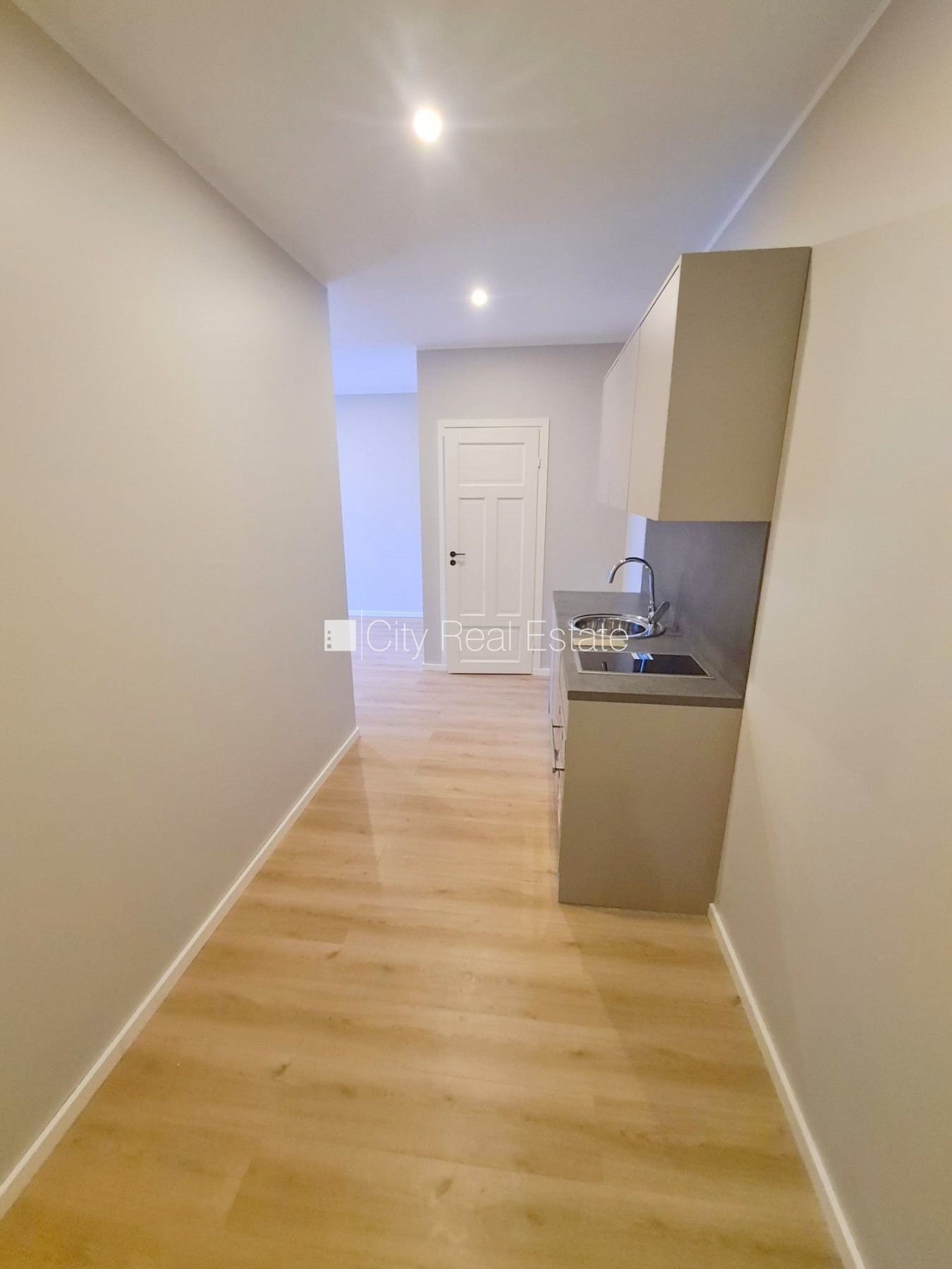 Sludinājumi. Pagalma ēka, fasādes māja, renovēta māja, slēgts pagalms, ieeja no ielas un pagalma, kāpņu telpa Cena: 330 EUR/mēn Foto #9