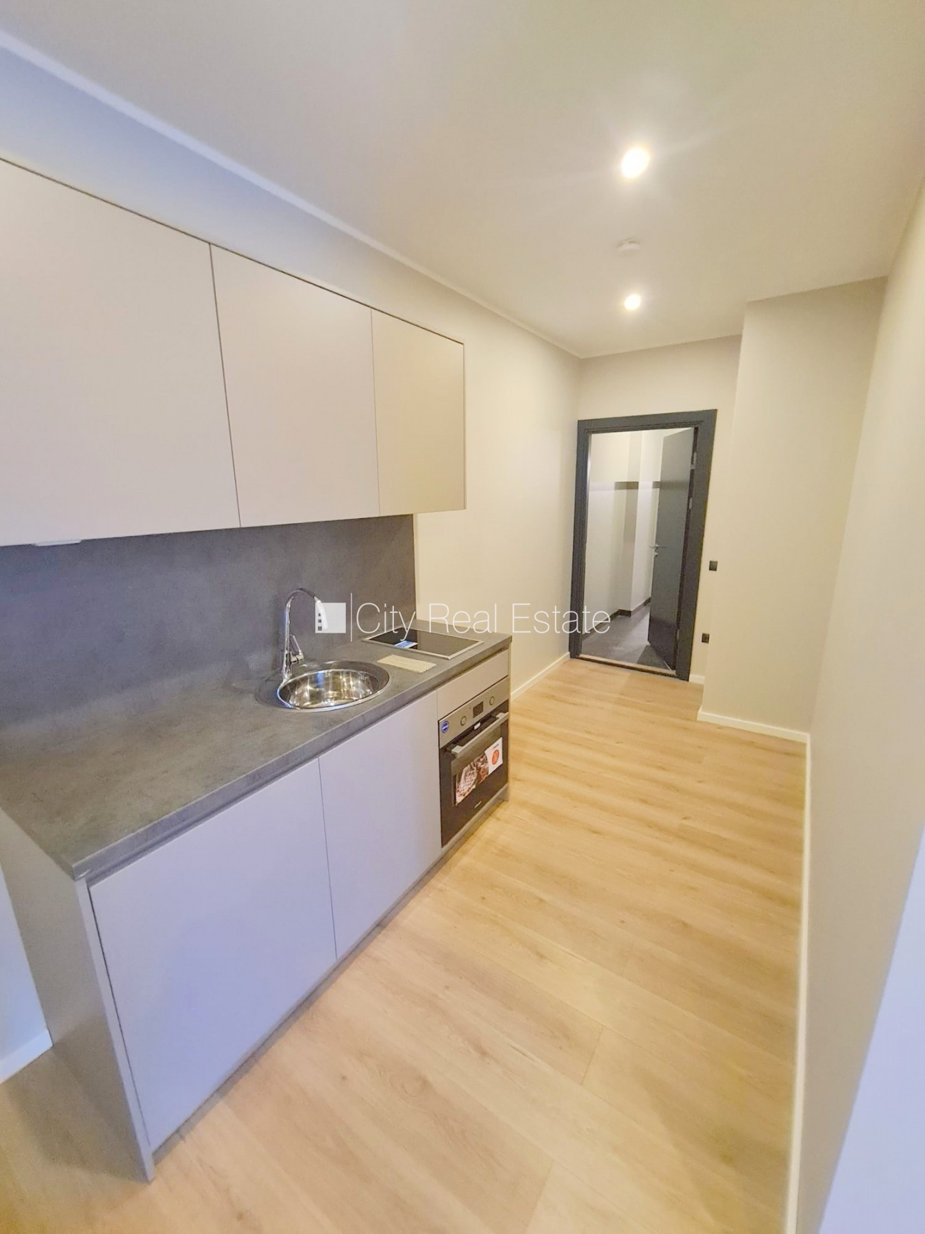 Sludinājumi. Pagalma ēka, fasādes māja, renovēta māja, slēgts pagalms, ieeja no ielas un pagalma, kāpņu telpa Cena: 330 EUR/mēn Foto #3