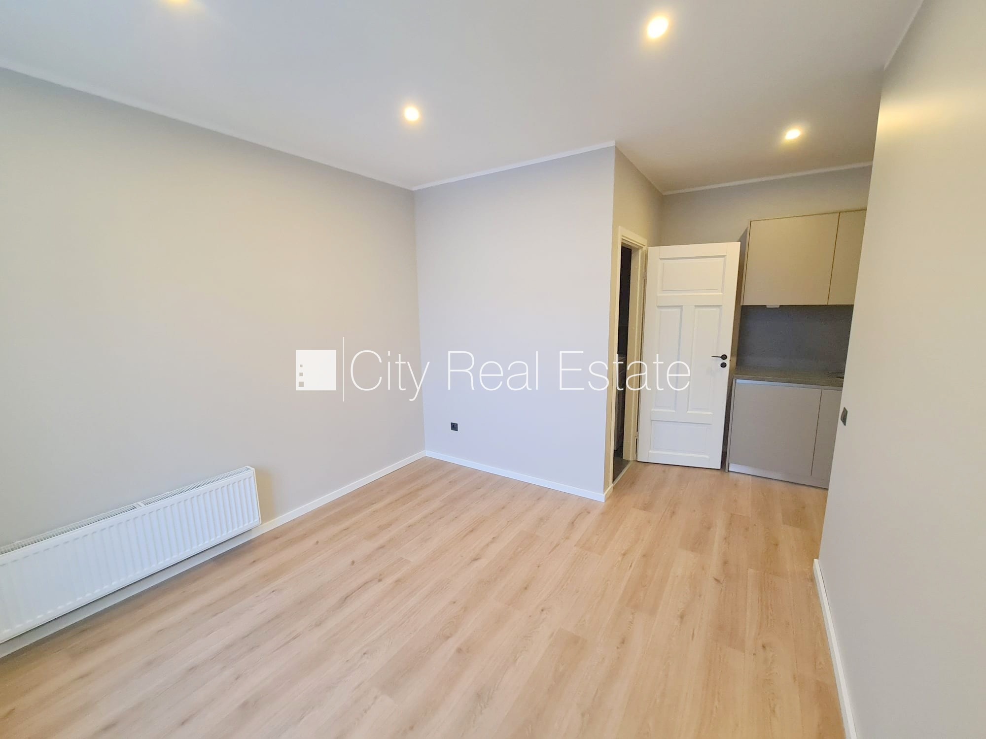 Sludinājumi. Pagalma ēka, fasādes māja, renovēta māja, slēgts pagalms, ieeja no ielas un pagalma, kāpņu telpa Cena: 330 EUR/mēn Foto #7