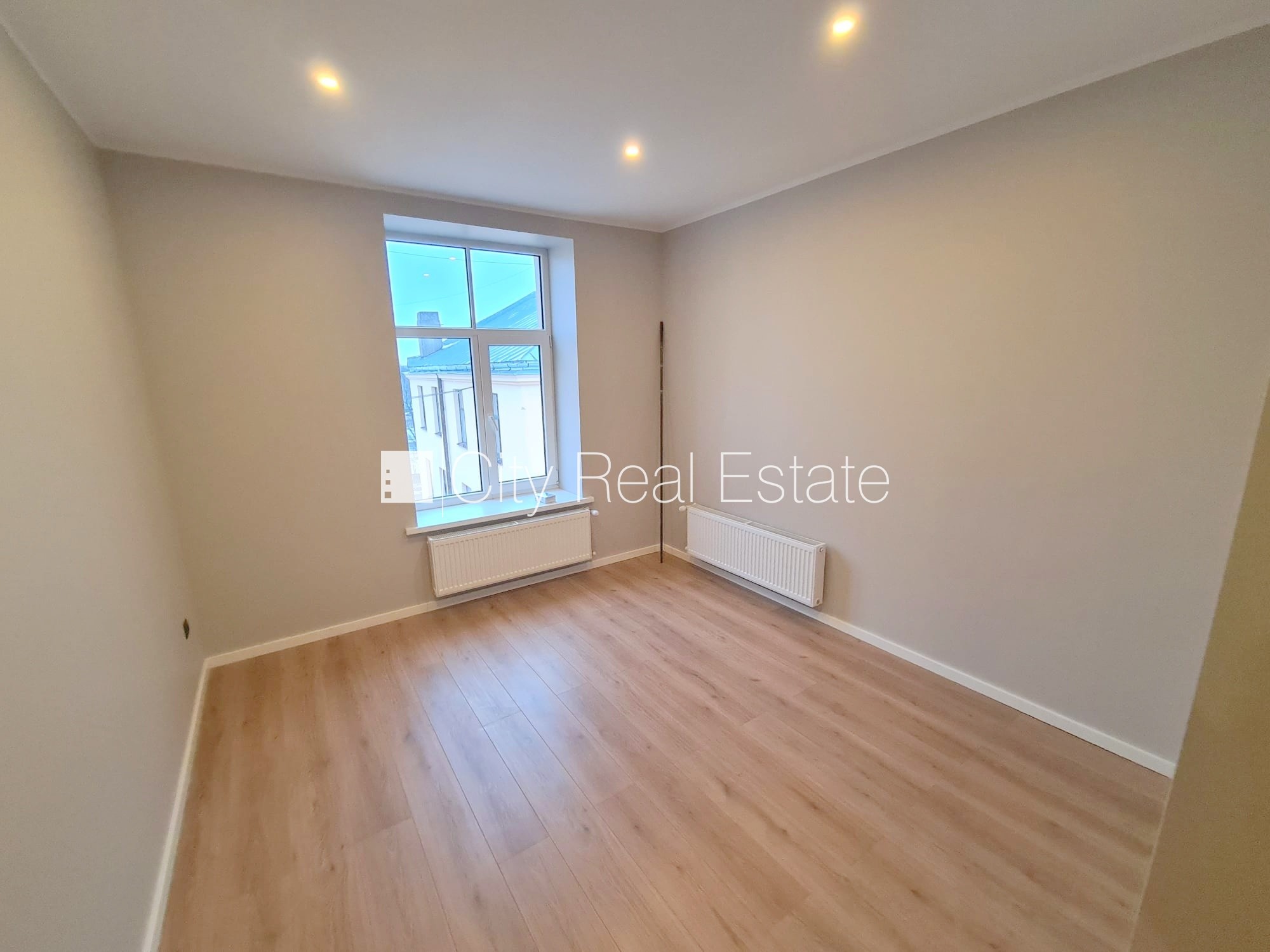 Sludinājumi. Pagalma ēka, fasādes māja, renovēta māja, slēgts pagalms, ieeja no ielas un pagalma, kāpņu telpa Cena: 330 EUR/mēn Foto #4