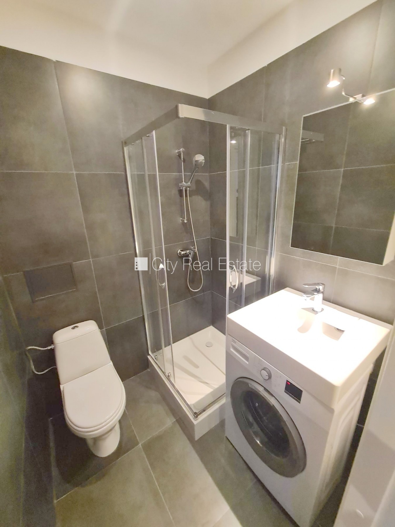 Sludinājumi. Pagalma ēka, fasādes māja, renovēta māja, slēgts pagalms, ieeja no ielas un pagalma, kāpņu telpa Cena: 330 EUR/mēn Foto #8