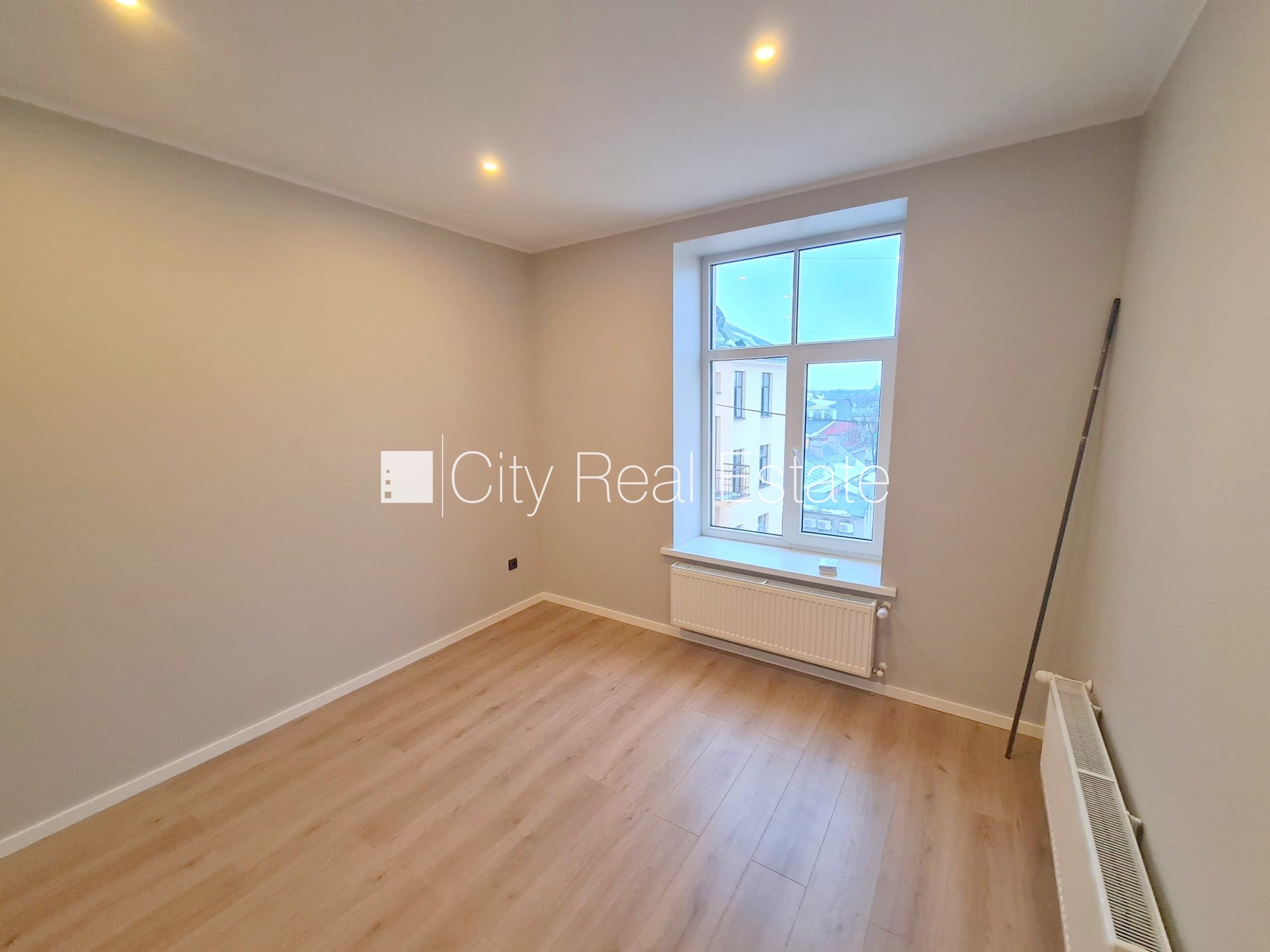 Sludinājumi. Pagalma ēka, fasādes māja, renovēta māja, slēgts pagalms, ieeja no ielas un pagalma, kāpņu telpa Cena: 330 EUR/mēn Foto #5