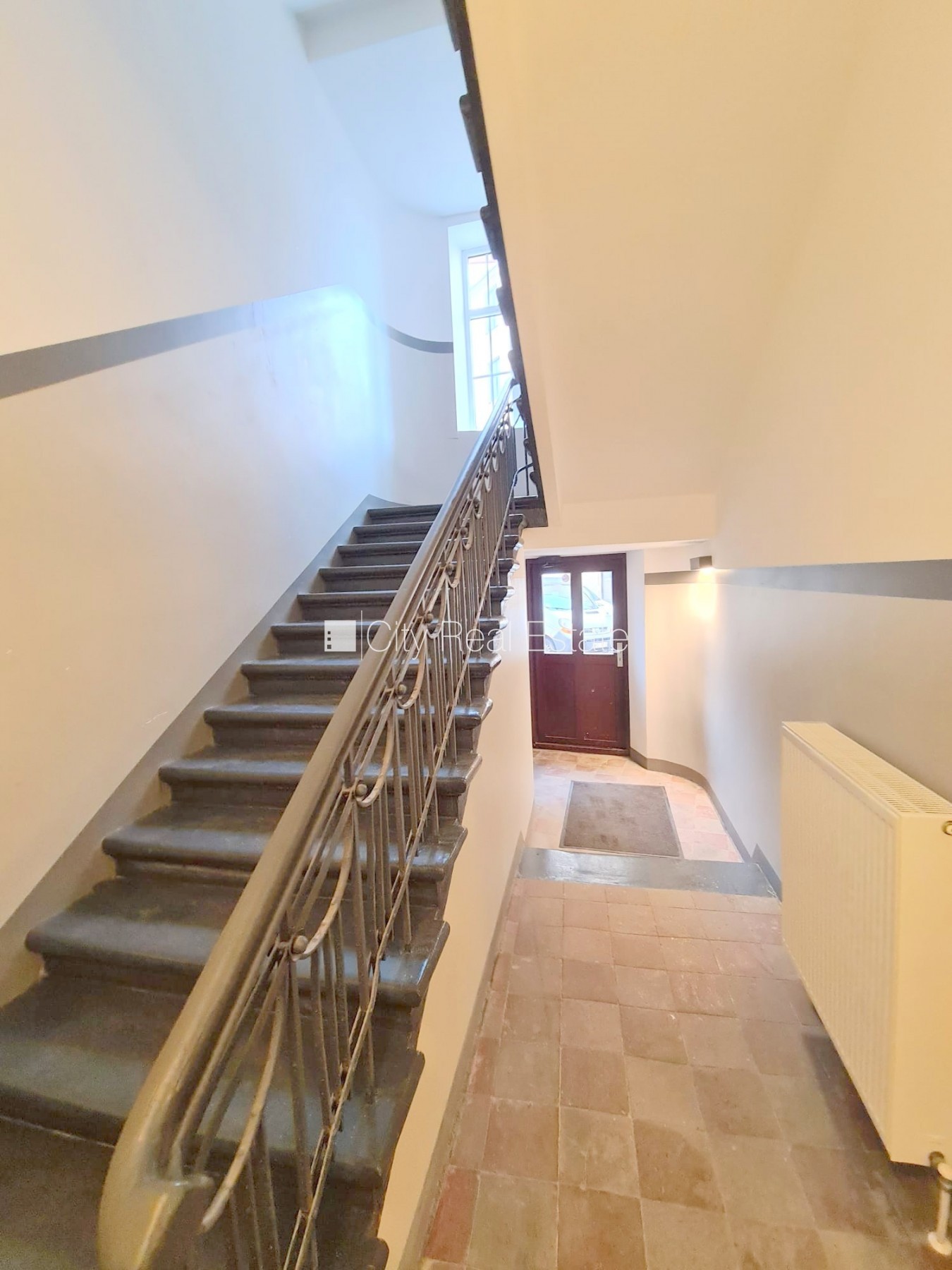 Sludinājumi. Pagalma ēka, fasādes māja, renovēta māja, slēgts pagalms, ieeja no ielas un pagalma, kāpņu telpa Cena: 330 EUR/mēn Foto #11