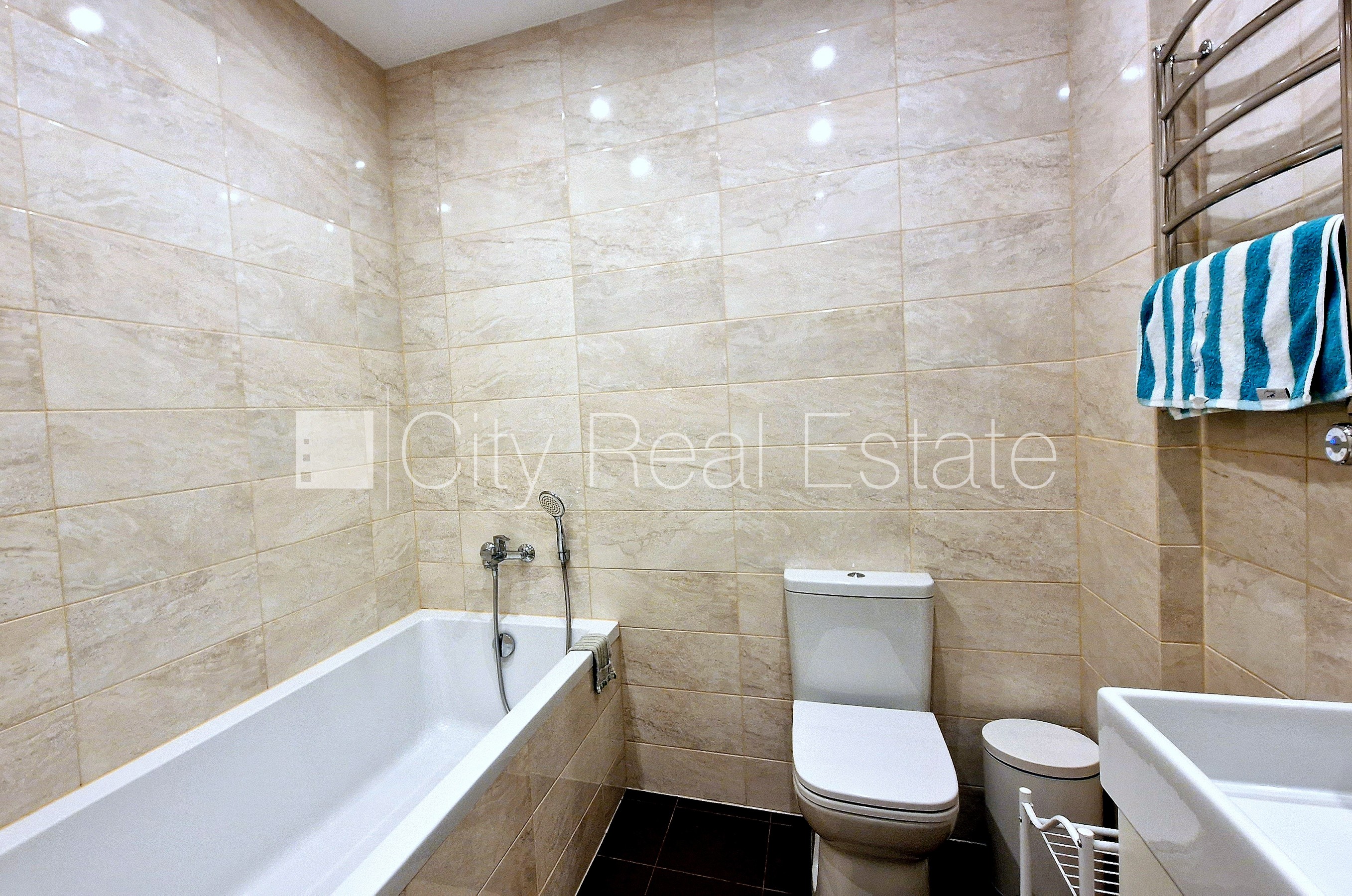 Sludinājumi. Jaunceltne, labiekārtots apzaļumots pagalms, teritorijas iebrauktuves vārti aprīkoti ar Cena: 349750 EUR Foto #11