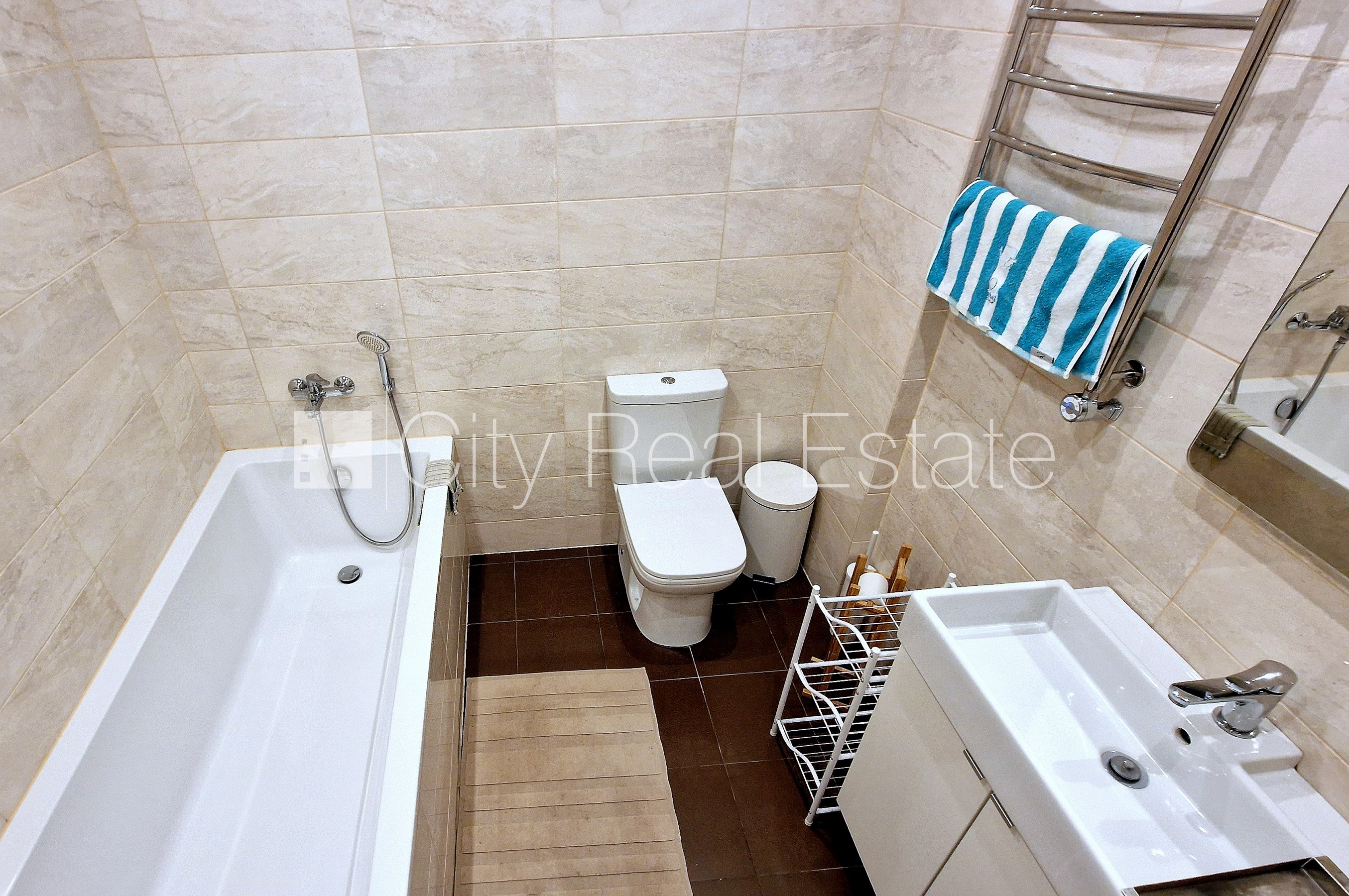 Sludinājumi. Jaunceltne, labiekārtots apzaļumots pagalms, teritorijas iebrauktuves vārti aprīkoti ar Cena: 349750 EUR Foto #12