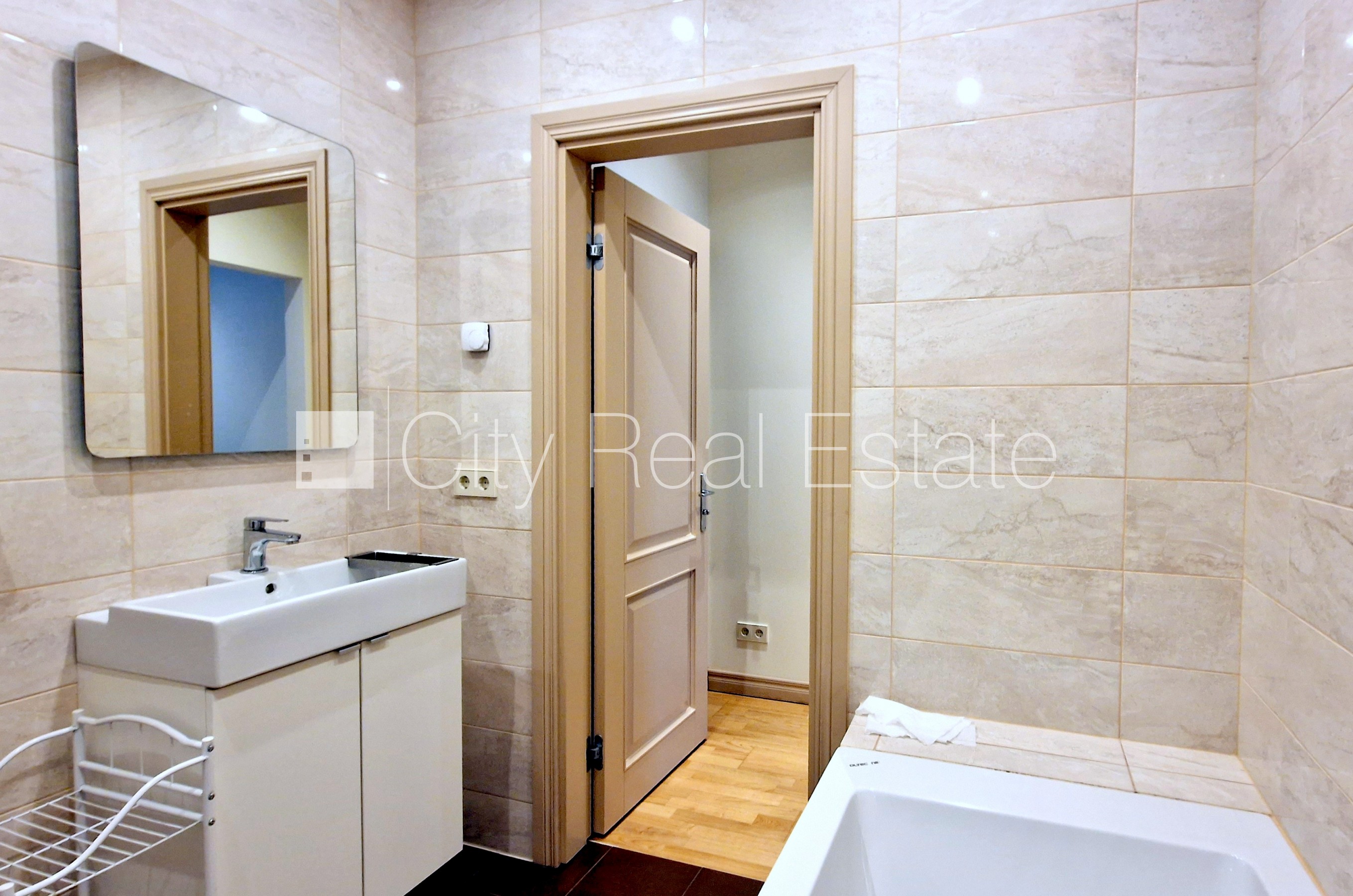 Sludinājumi. Jaunceltne, labiekārtots apzaļumots pagalms, teritorijas iebrauktuves vārti aprīkoti ar Cena: 349750 EUR Foto #13