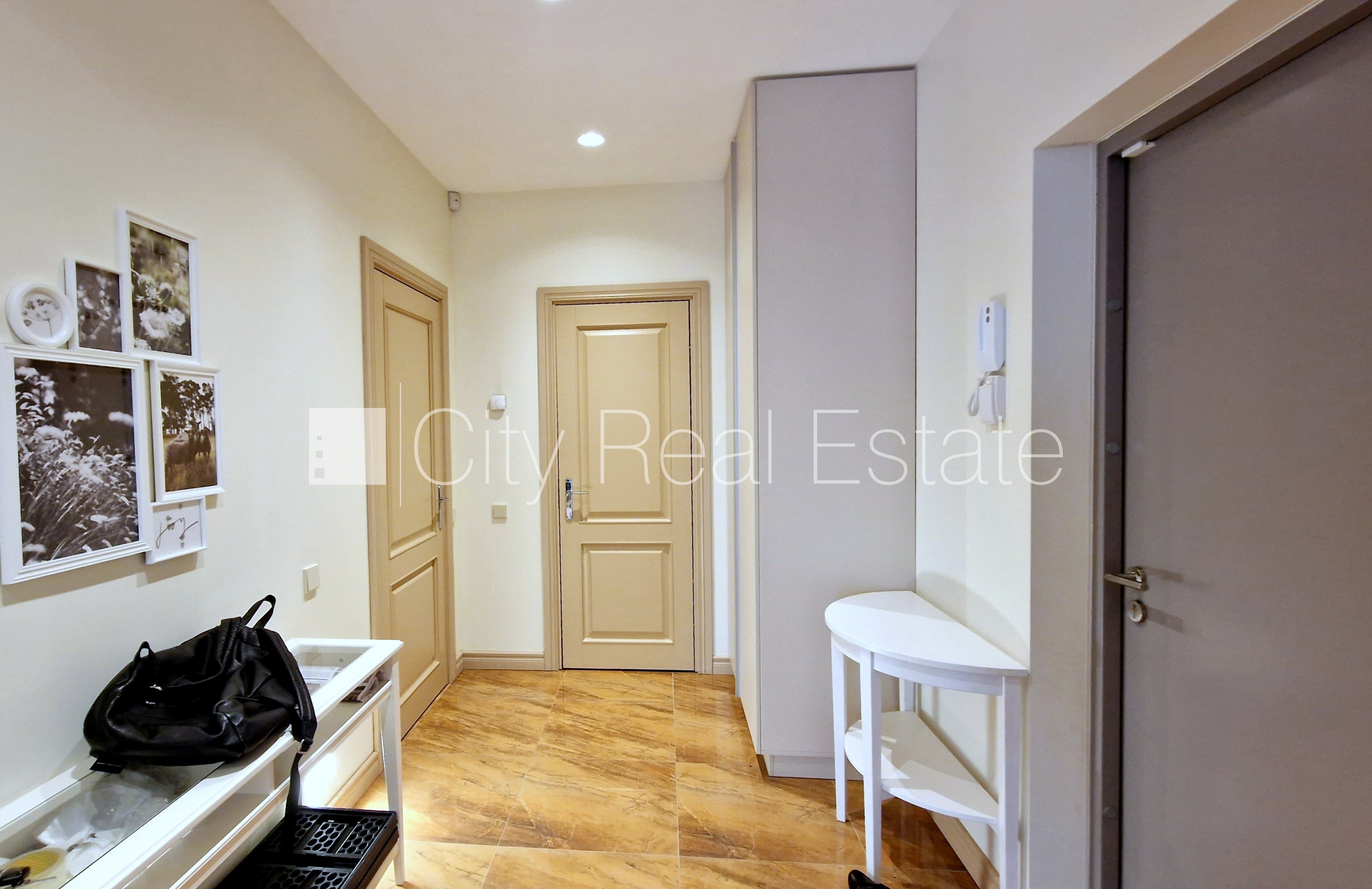 Sludinājumi. Jaunceltne, labiekārtots apzaļumots pagalms, teritorijas iebrauktuves vārti aprīkoti ar Cena: 349750 EUR Foto #8