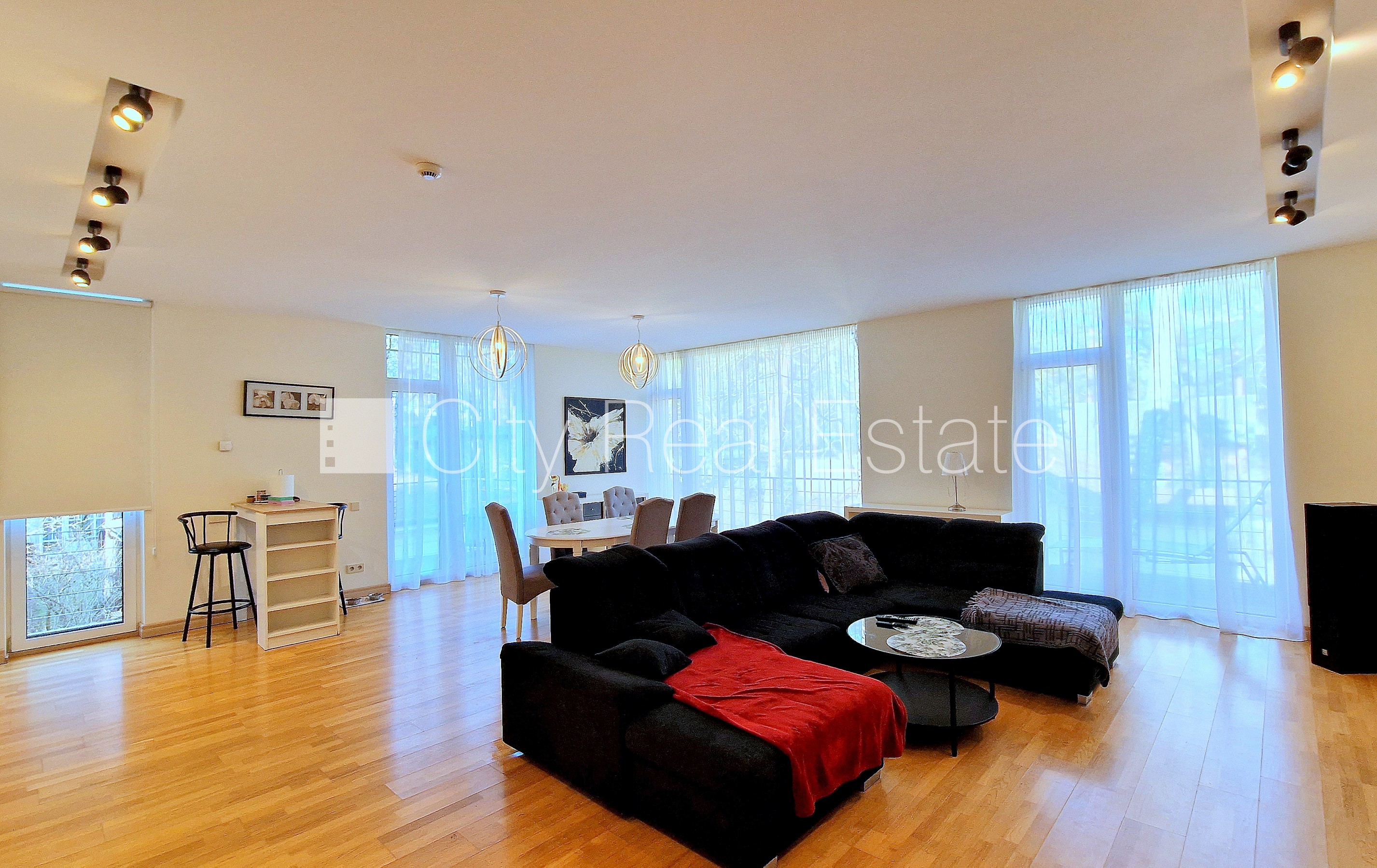 Sludinājumi. Jaunceltne, labiekārtots apzaļumots pagalms, teritorijas iebrauktuves vārti aprīkoti ar Cena: 349750 EUR Foto #3