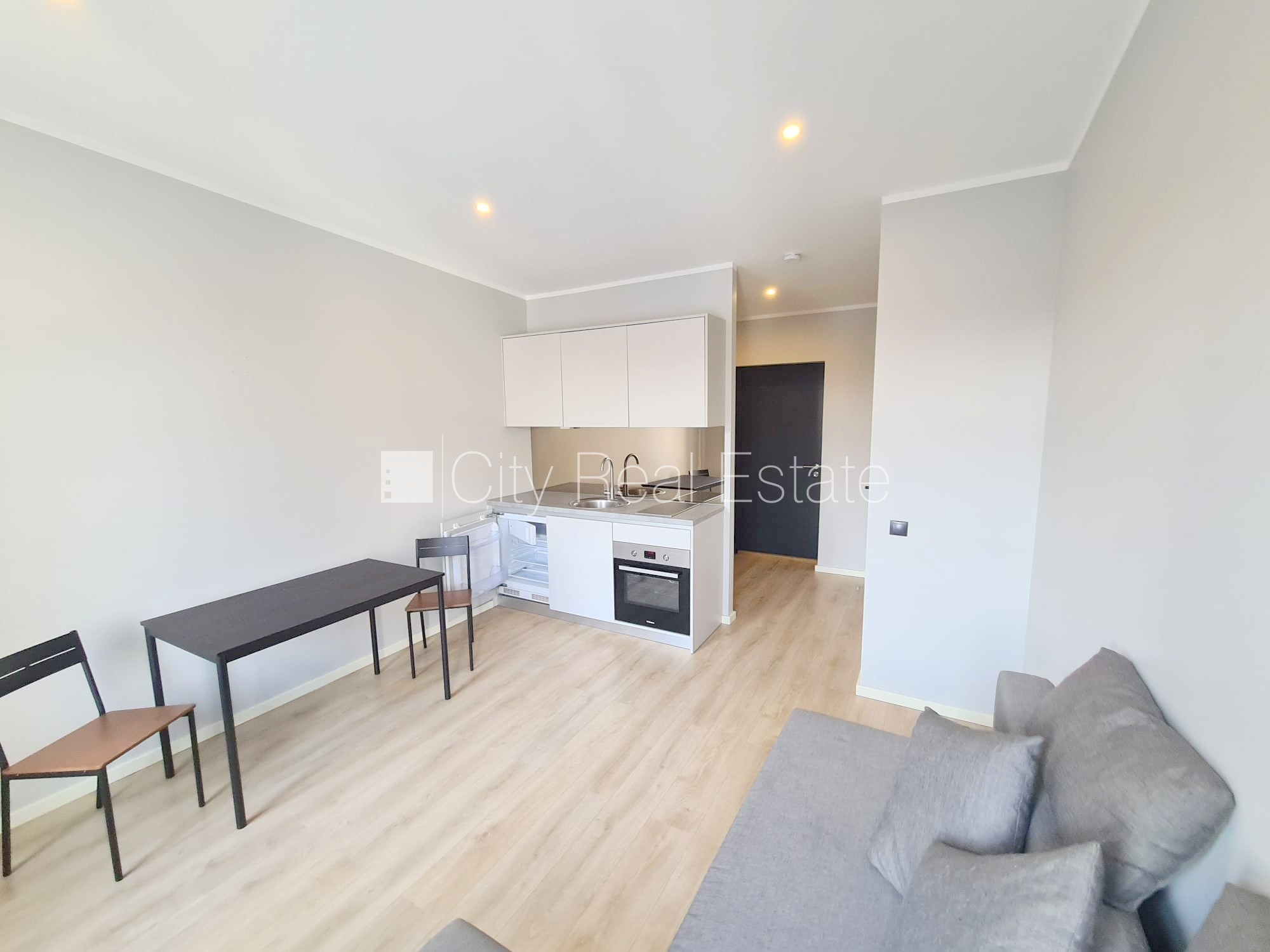 Sludinājumi. Fasādes māja, renovēta māja, slēgts pagalms, ieeja no ielas un pagalma, kāpņu telpa pēc kapitālā Cena: 300 EUR/mēn Foto #4