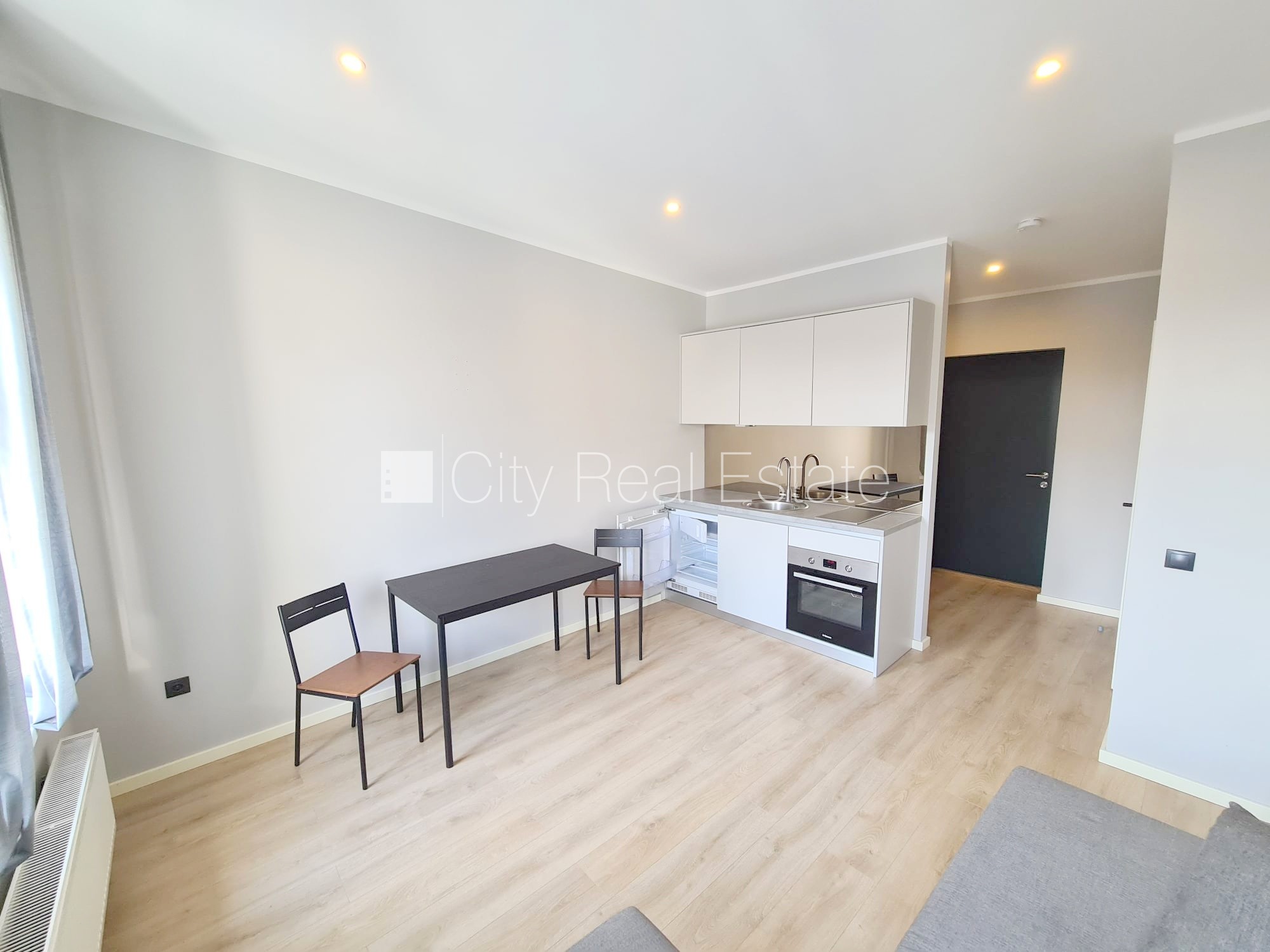 Sludinājumi. Fasādes māja, renovēta māja, slēgts pagalms, ieeja no ielas un pagalma, kāpņu telpa pēc kapitālā Cena: 300 EUR/mēn Foto #3