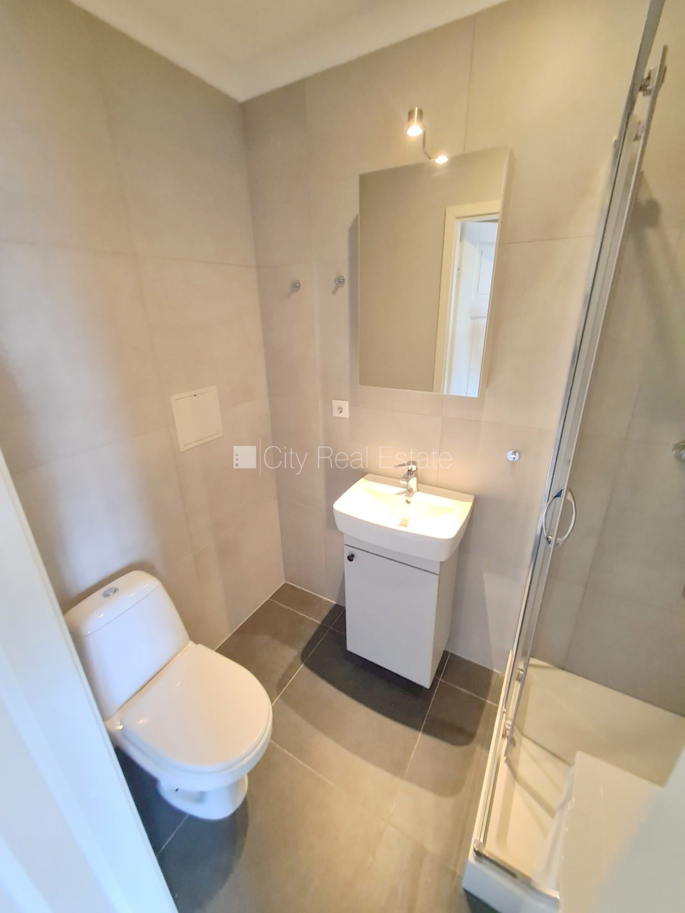 Sludinājumi. Fasādes māja, renovēta māja, slēgts pagalms, ieeja no ielas un pagalma, kāpņu telpa pēc kapitālā Cena: 300 EUR/mēn Foto #11