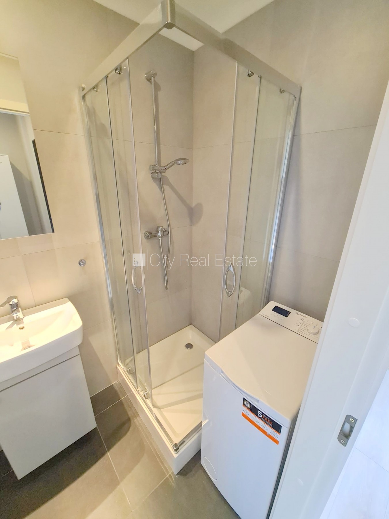 Sludinājumi. Fasādes māja, renovēta māja, slēgts pagalms, ieeja no ielas un pagalma, kāpņu telpa pēc kapitālā Cena: 300 EUR/mēn Foto #12