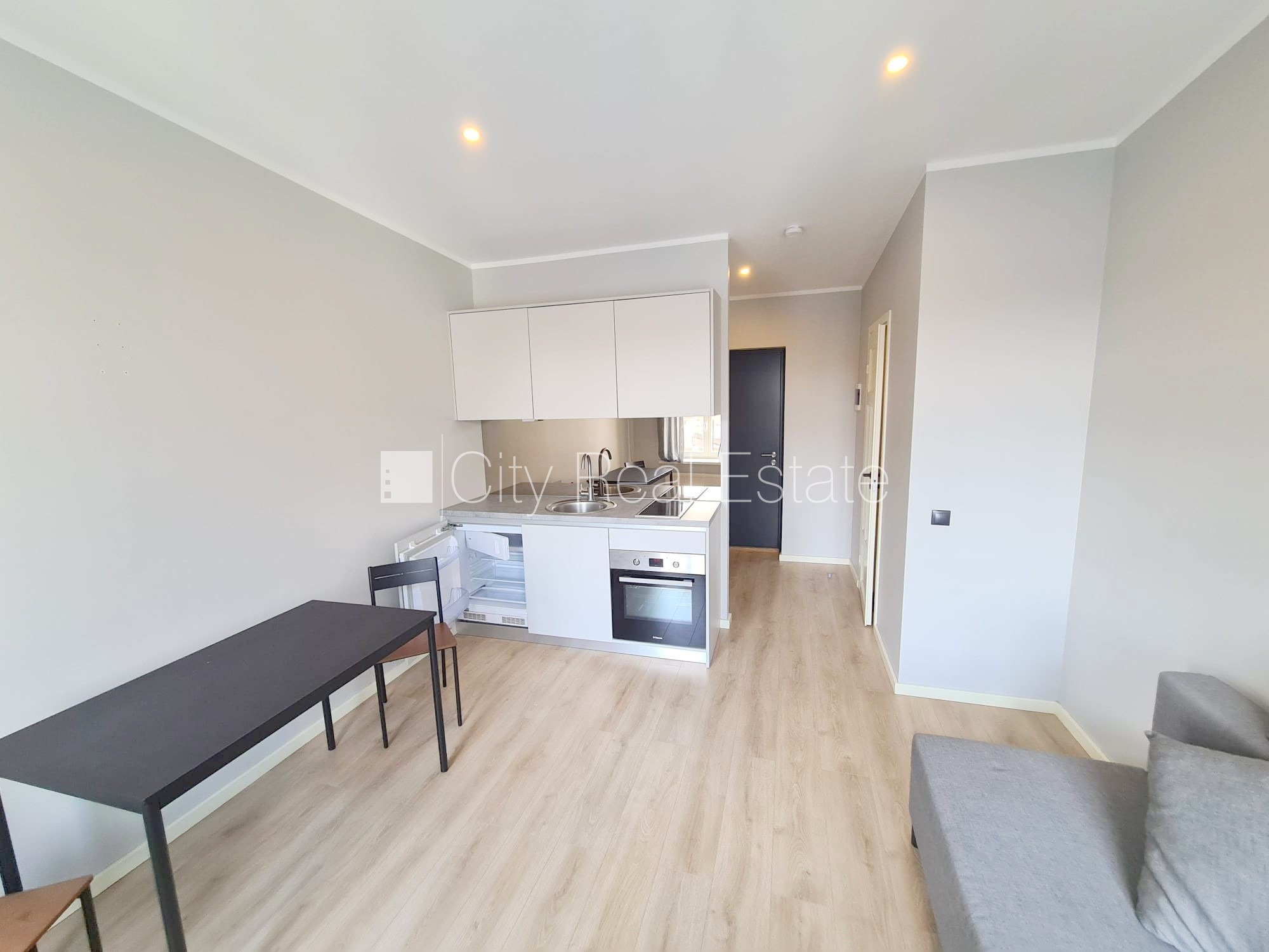 Sludinājumi. Fasādes māja, renovēta māja, slēgts pagalms, ieeja no ielas un pagalma, kāpņu telpa pēc kapitālā Cena: 300 EUR/mēn Foto #5