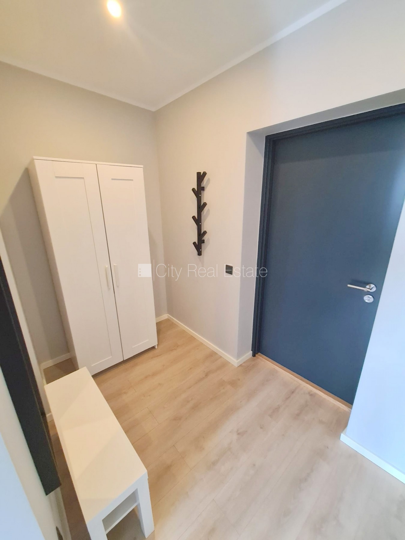 Sludinājumi. Fasādes māja, renovēta māja, slēgts pagalms, ieeja no ielas un pagalma, kāpņu telpa pēc kapitālā Cena: 300 EUR/mēn Foto #13