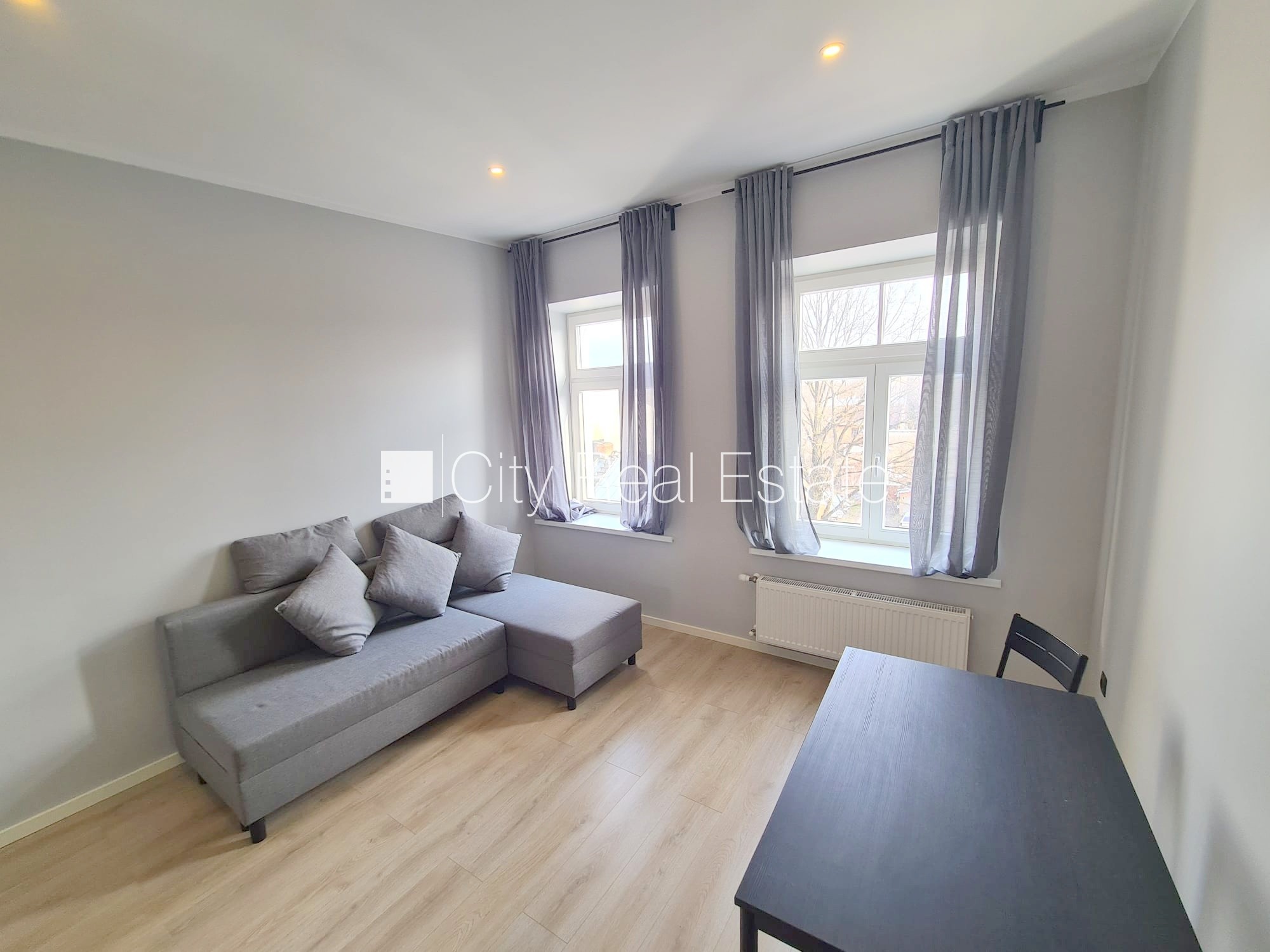 Sludinājumi. Fasādes māja, renovēta māja, slēgts pagalms, ieeja no ielas un pagalma, kāpņu telpa pēc kapitālā Cena: 300 EUR/mēn Foto #4