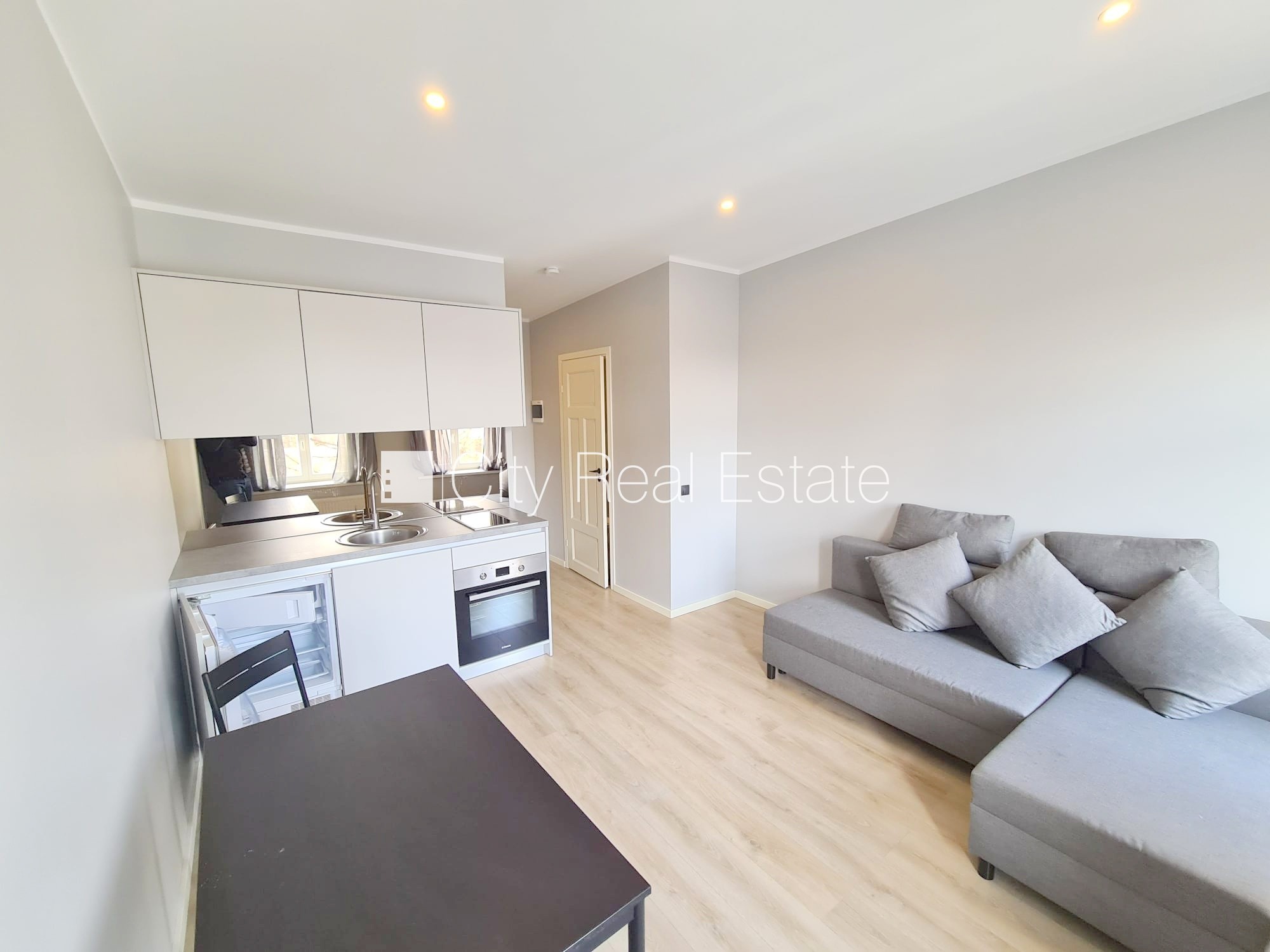 Sludinājumi. Fasādes māja, renovēta māja, slēgts pagalms, ieeja no ielas un pagalma, kāpņu telpa pēc kapitālā Cena: 300 EUR/mēn Foto #1