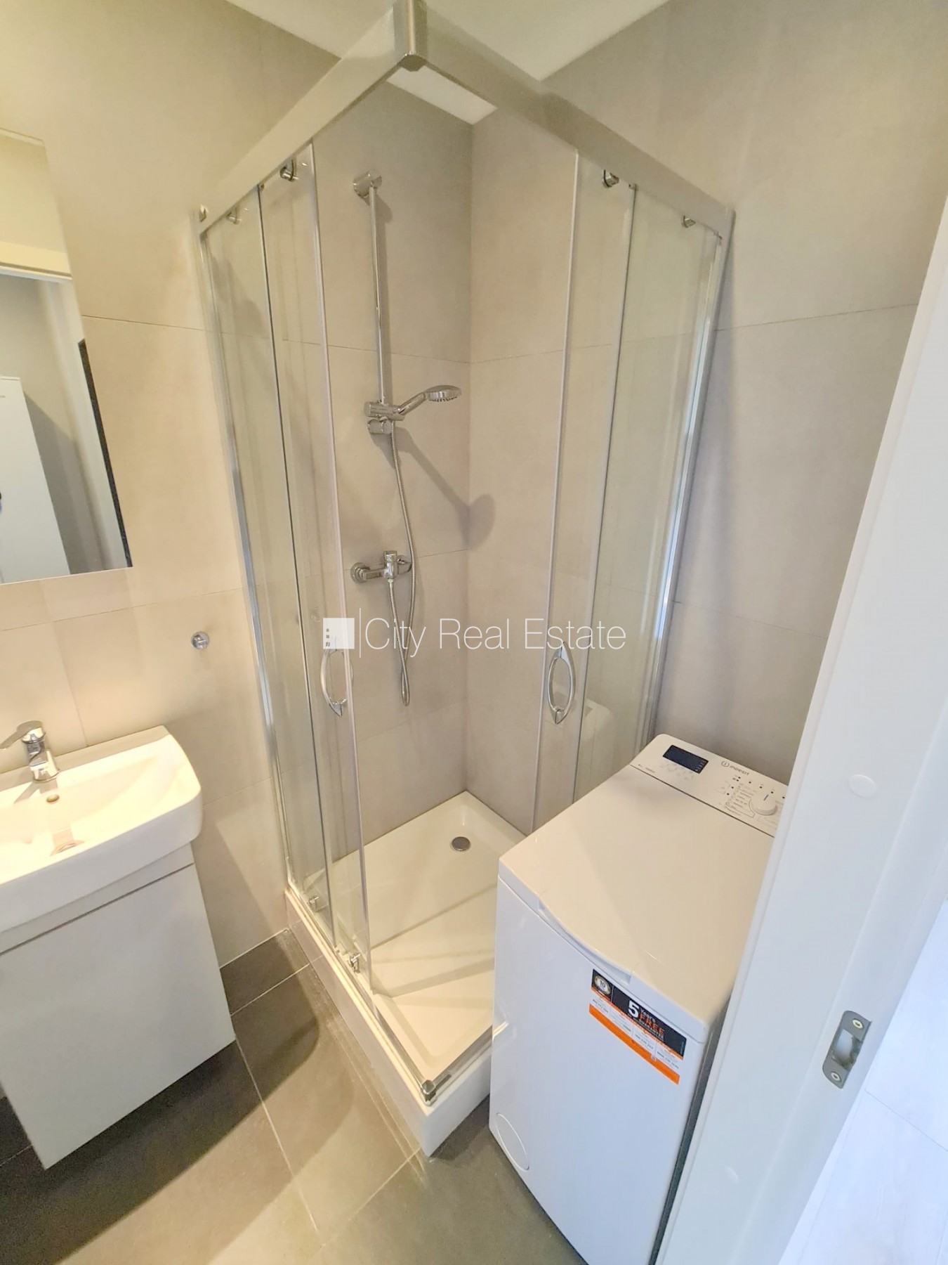 Sludinājumi. Fasādes māja, renovēta māja, slēgts pagalms, ieeja no ielas un pagalma, kāpņu telpa pēc kapitālā Cena: 300 EUR/mēn Foto #11