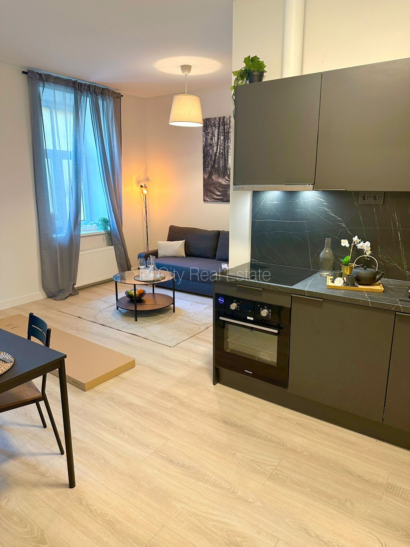 Объявление. Фасадный дом, реновированный дом, закрытый двор, вход с улицы и со двора, лестничная клетка после Цена: 450 EUR/мес. Foto #7