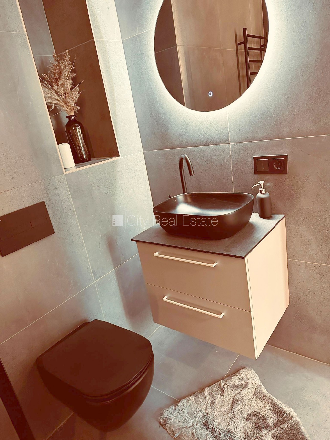 Объявление. Фасадный дом, реновированный дом, закрытый двор, вход с улицы и со двора, лестничная клетка после Цена: 450 EUR/мес. Foto #16