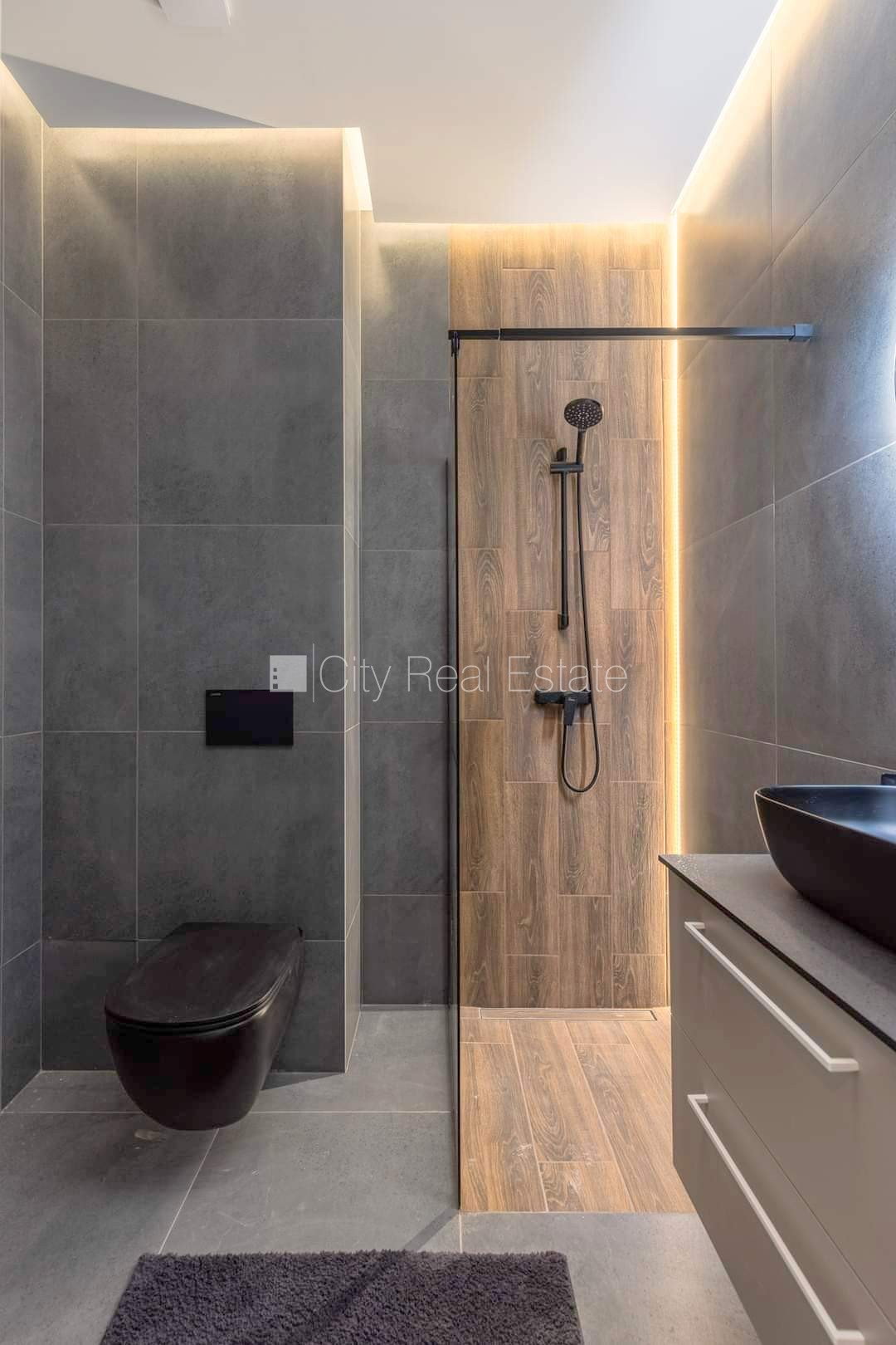 Объявление. Фасадный дом, реновированный дом, закрытый двор, вход с улицы и со двора, лестничная клетка после Цена: 450 EUR/мес. Foto #23