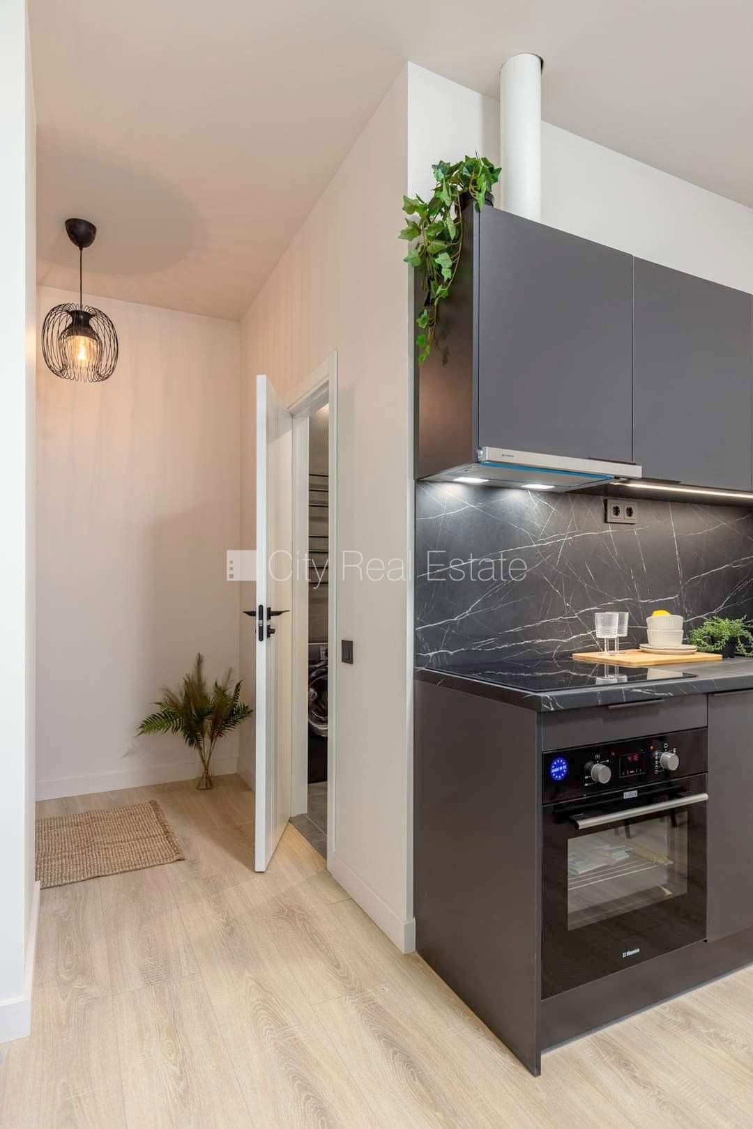 Объявление. Фасадный дом, реновированный дом, закрытый двор, вход с улицы и со двора, лестничная клетка после Цена: 450 EUR/мес. Foto #8