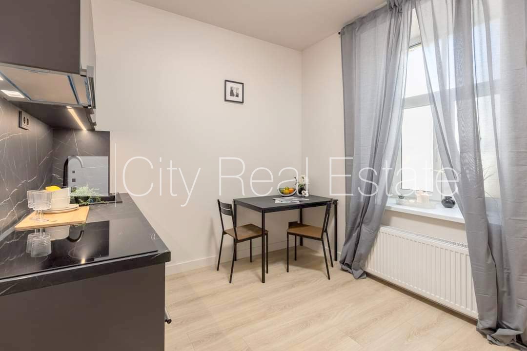 Объявление. Фасадный дом, реновированный дом, закрытый двор, вход с улицы и со двора, лестничная клетка после Цена: 450 EUR/мес. Foto #4