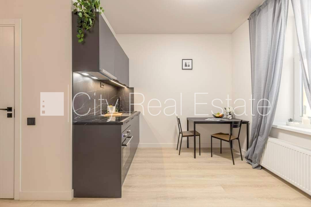 Объявление. Фасадный дом, реновированный дом, закрытый двор, вход с улицы и со двора, лестничная клетка после Цена: 450 EUR/мес. Foto #6