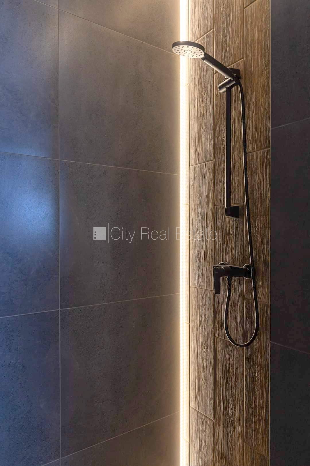 Объявление. Фасадный дом, реновированный дом, закрытый двор, вход с улицы и со двора, лестничная клетка после Цена: 450 EUR/мес. Foto #17